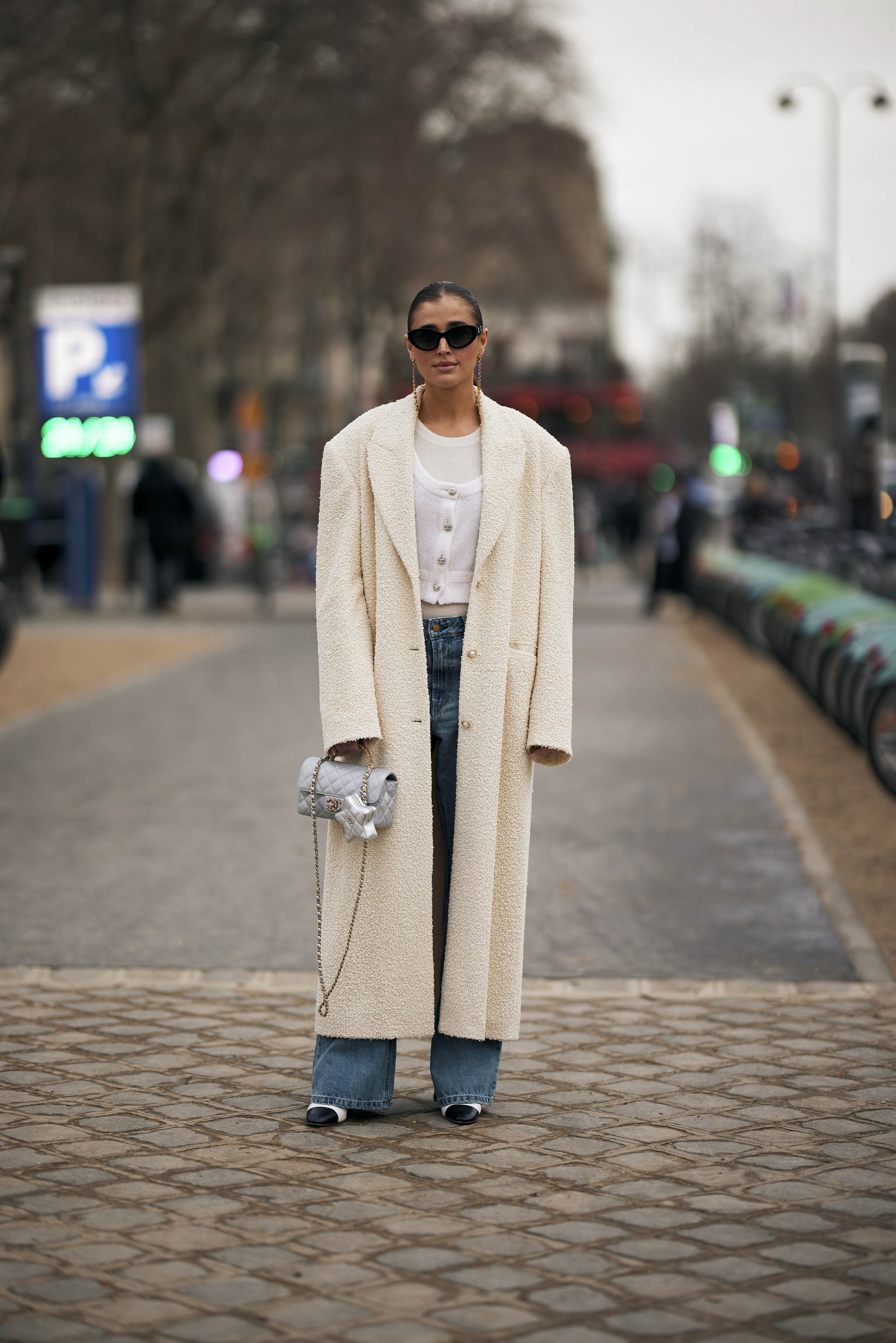 Manteau blanc et jean dans le style street de Par