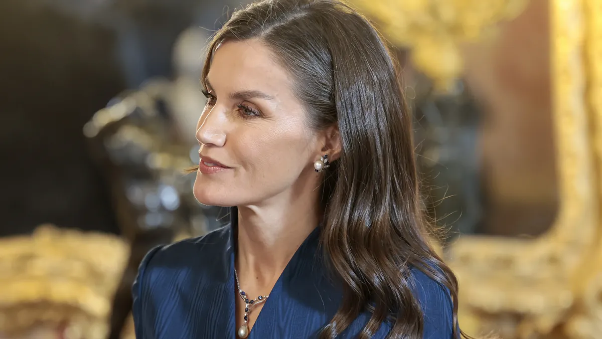 La reine Letizia et sa robe secrète, bleu marine et avec une jupe longue