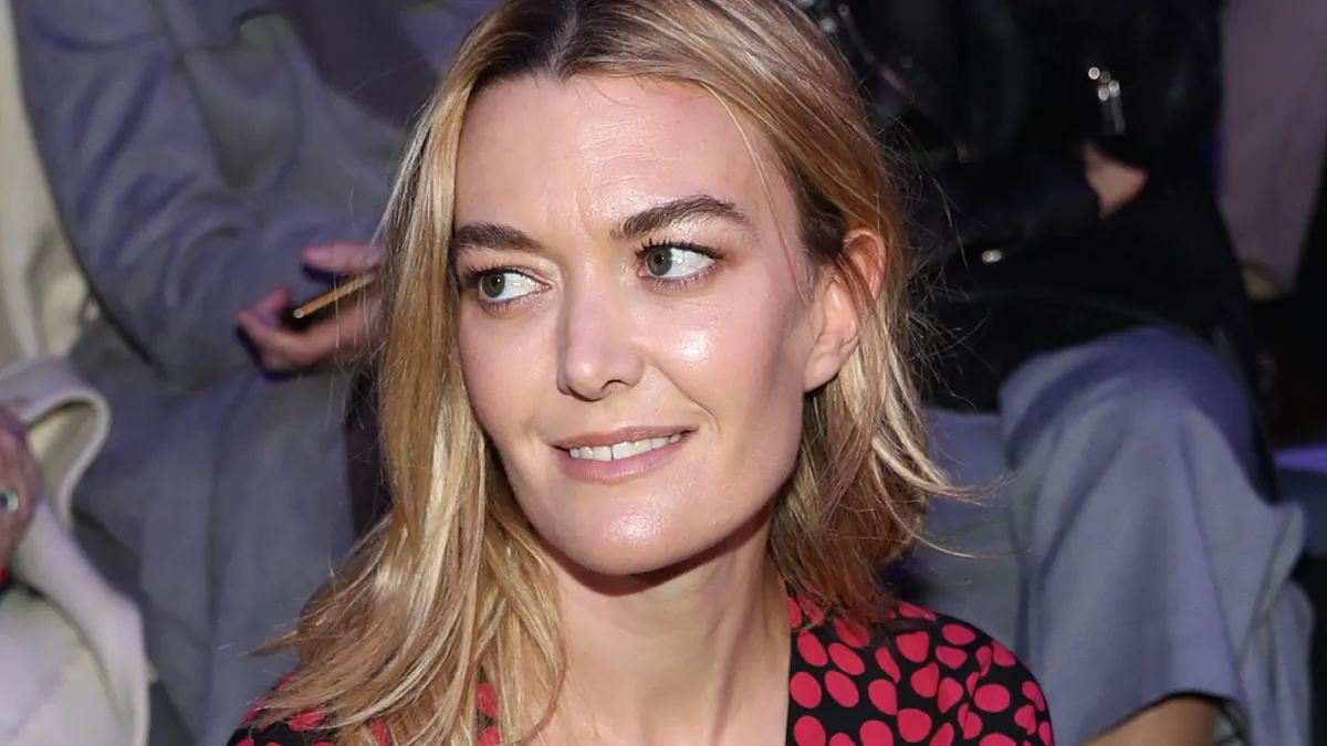 Marta Ortega avec la jupe en satin Zara qui n'est pas encore arrivée en magasin et qu'on souhaite déjà