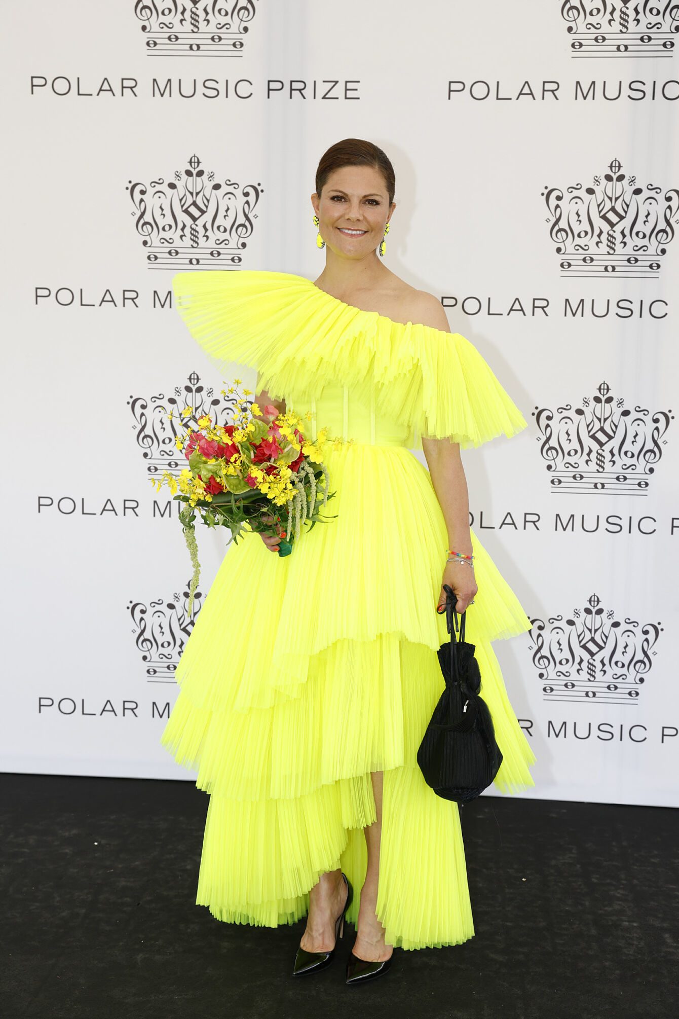 Victoria de Suède avec une robe jaune noire