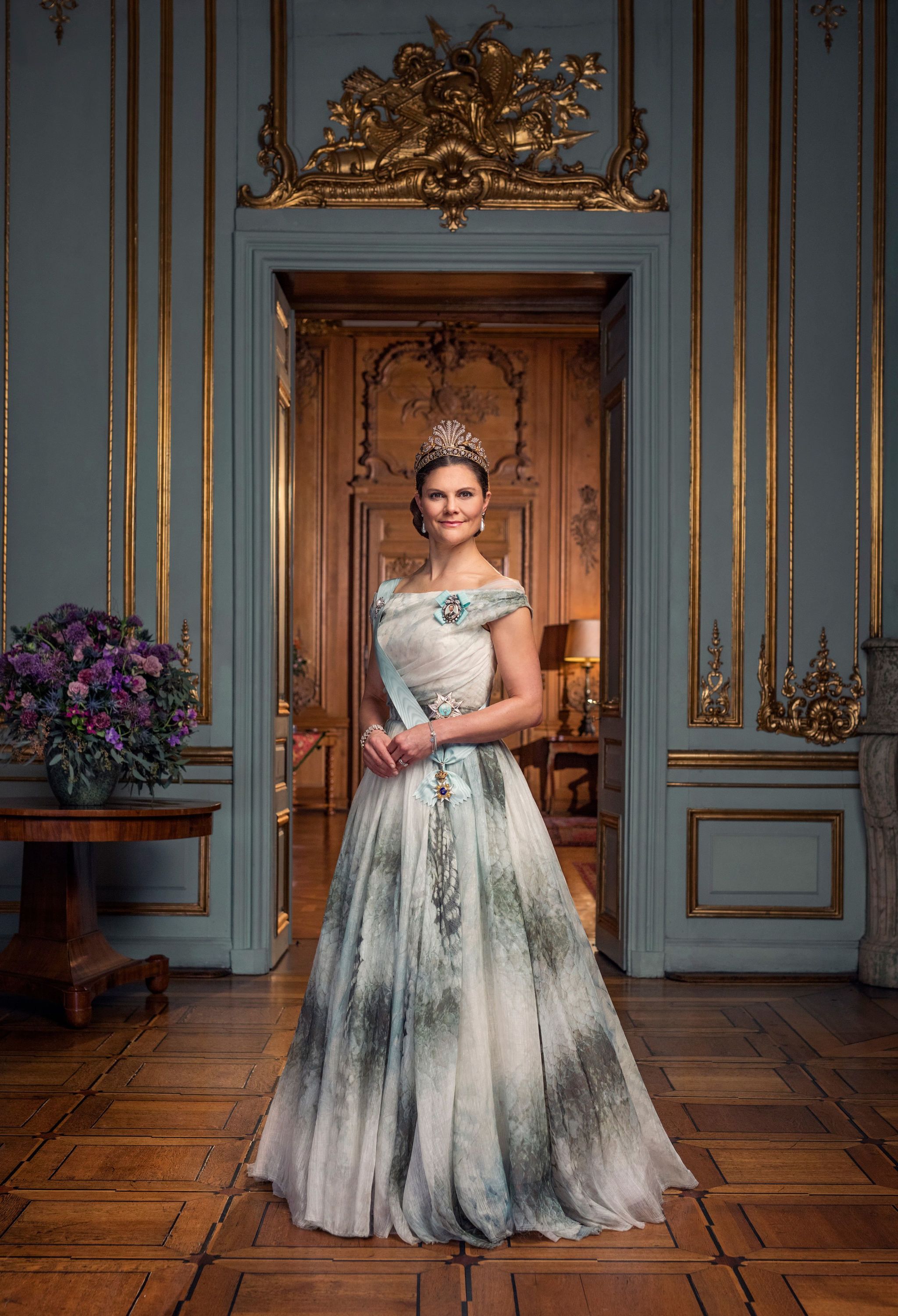 Photo officielle de Victoria de Suède avec une robe H&M distribuée en 2022.