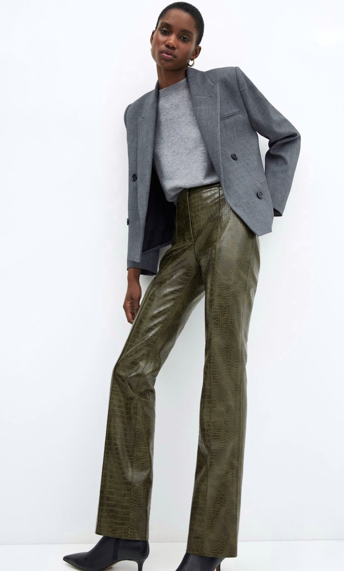 Pantalon effet imprimé animalier Mango (39,95 euros).