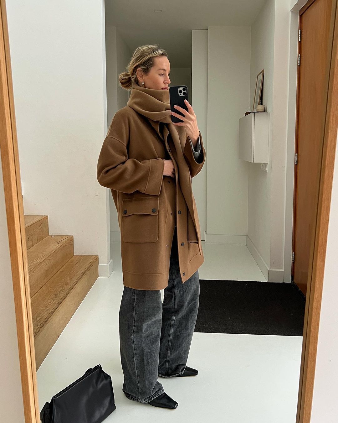 L'experte de la mode Anouk en jean gris.