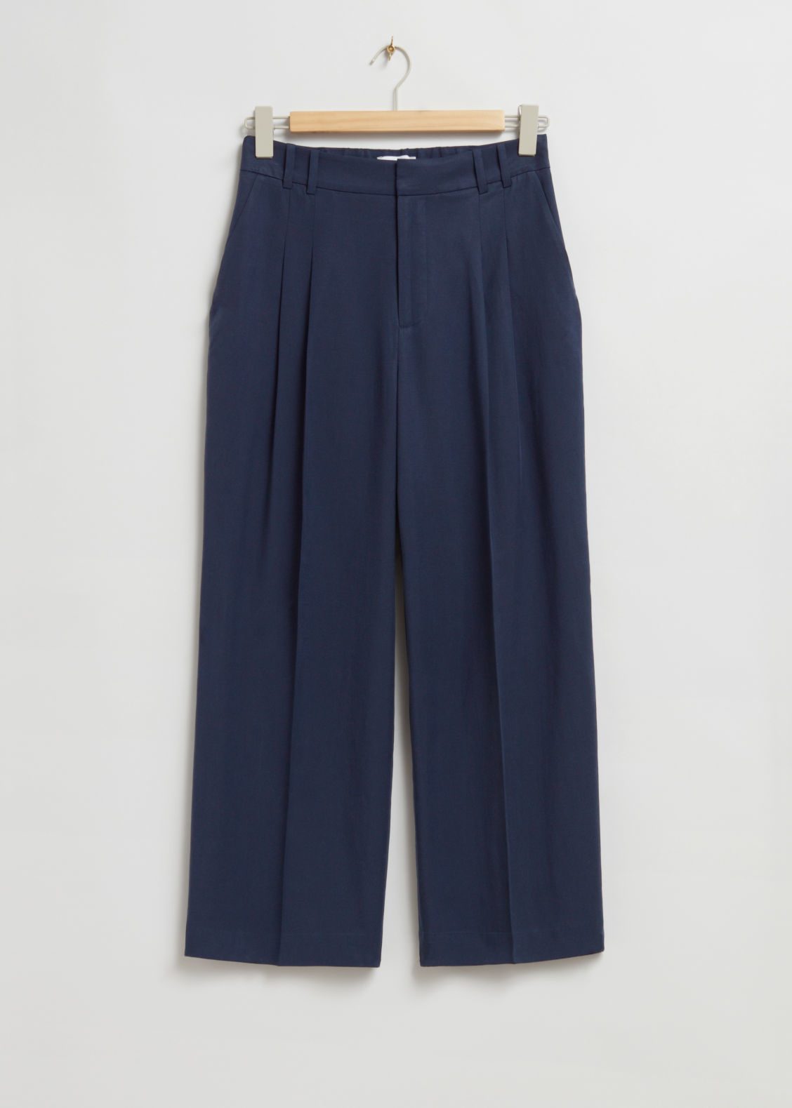 Pantalon plissé Ovesize de chez & Other Stories (59 euros).