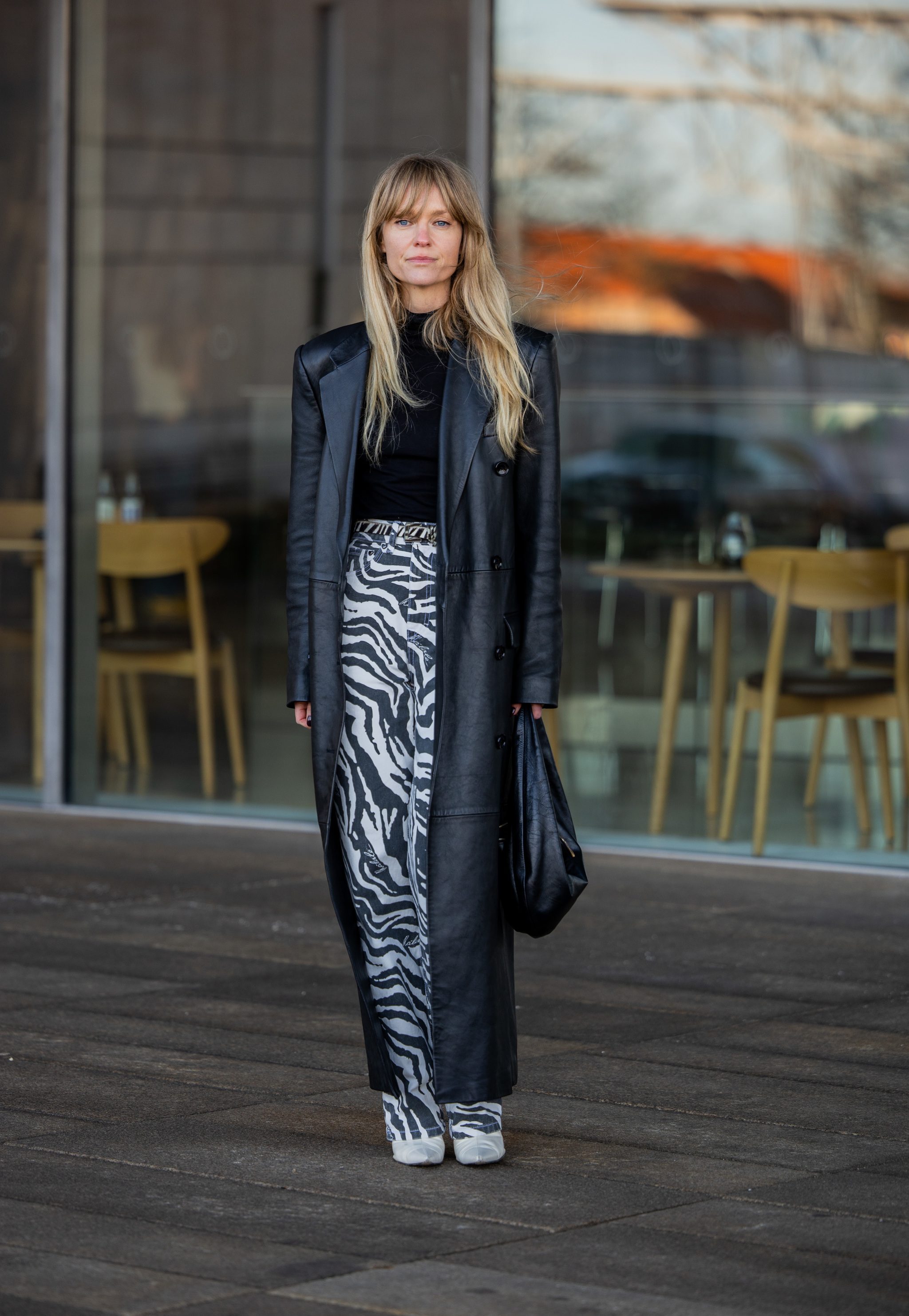 Jeanette Madsen avec un pantalon à imprimé animal.