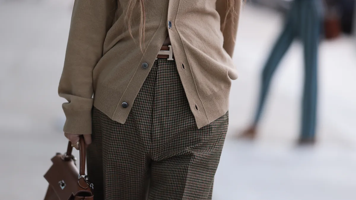 Du jean gris au cargo élégant, 5 pantalons qui seront une tendance en 2024 et leur manuel d'utilisation