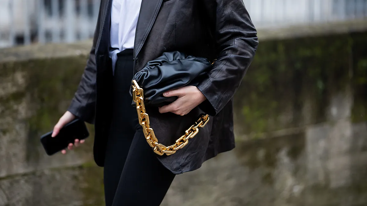 Les pantalons que je n'aurais plus jamais pensé porter sont la tendance de 2024 et combinés comme ça c'est idéal