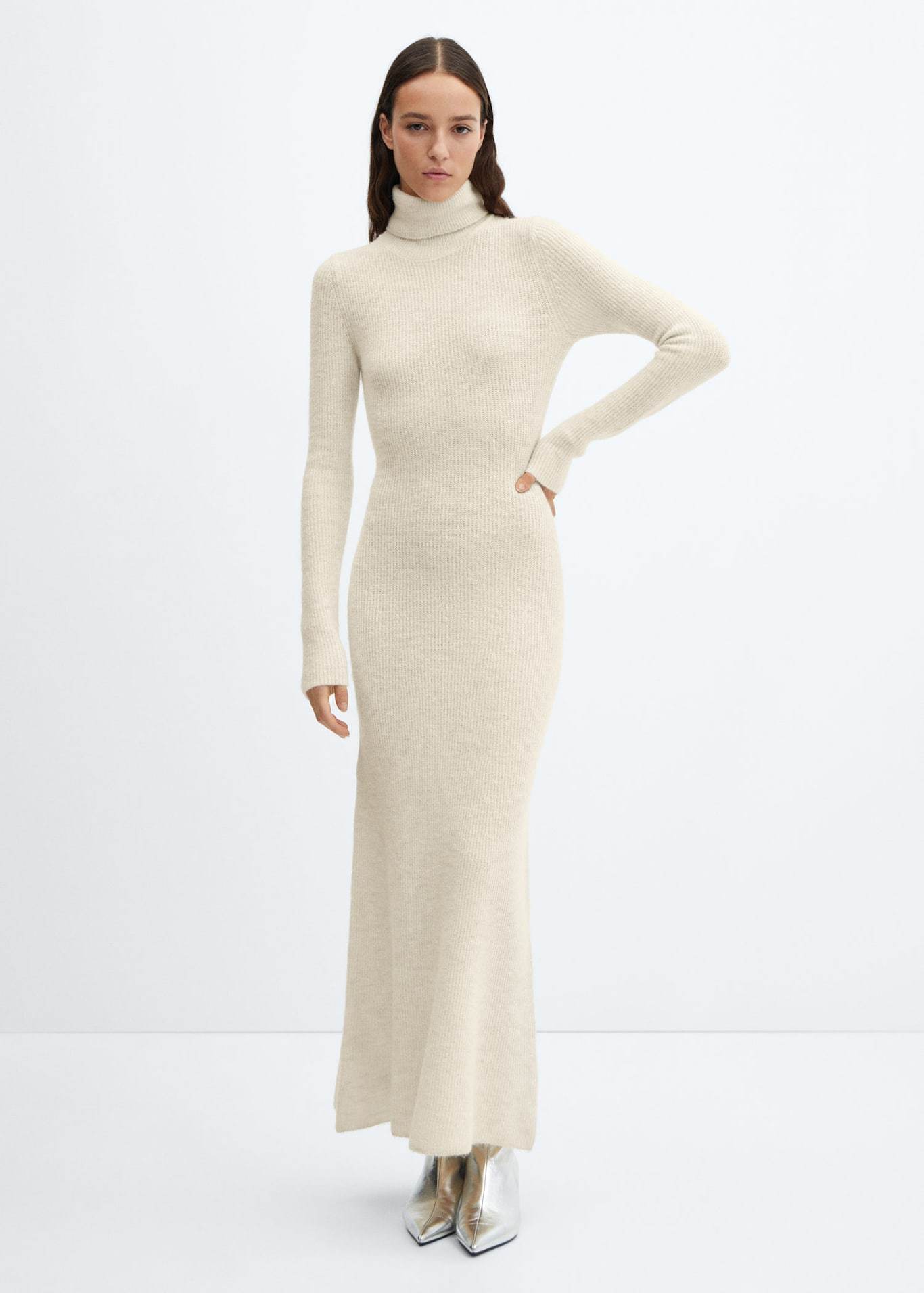 Robe longue en maille col roulé Mango (49,99 euros)