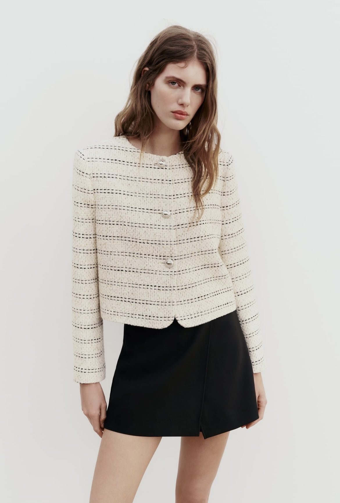 Veste courte avec épaulettes de Zara (49,95 euros)