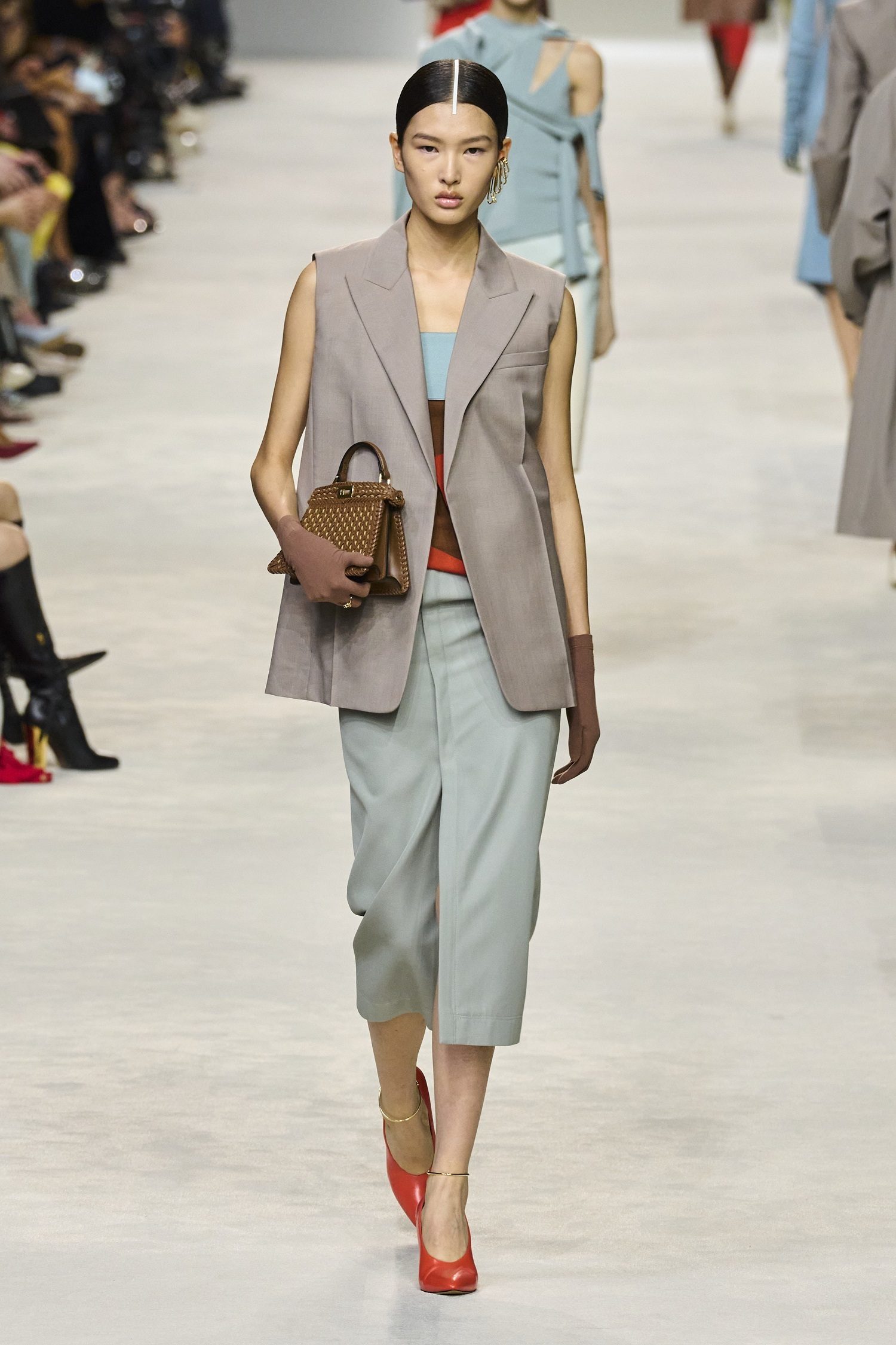 Look total rouge au défilé Fendi printemps-été 2024.