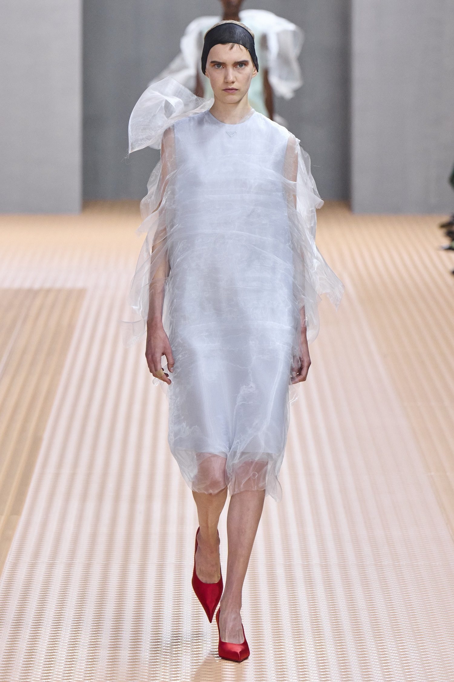 Look total rouge au défilé Prada printemps-été 2024.
