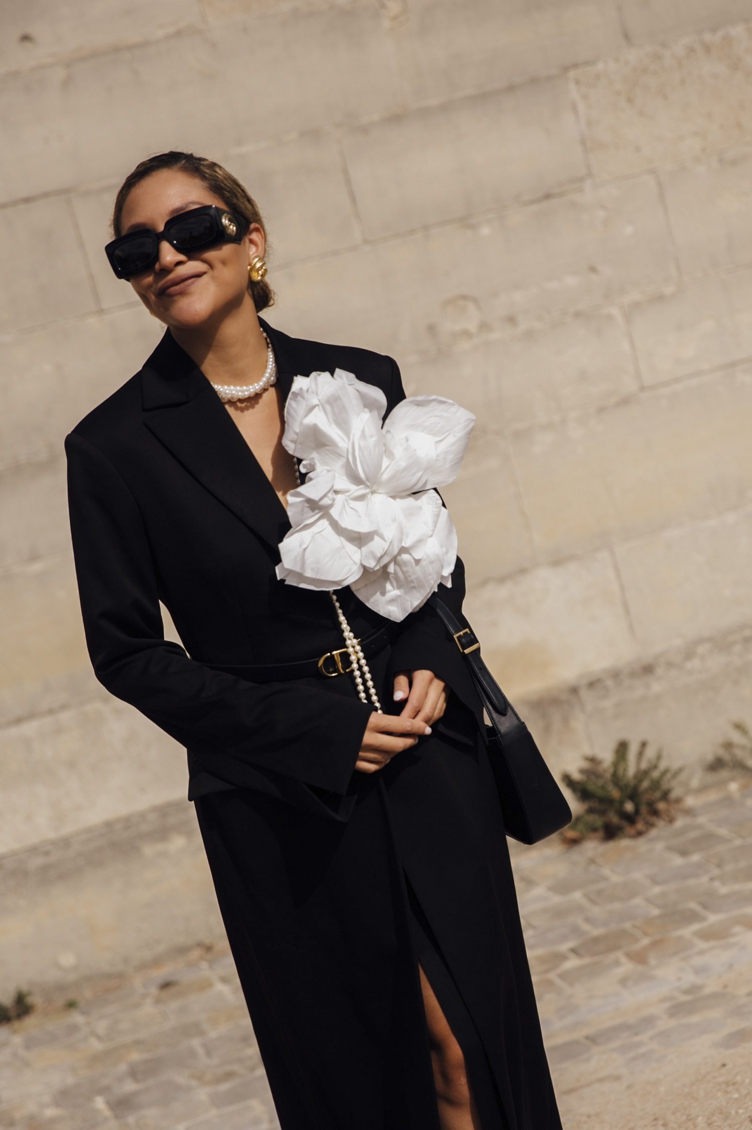 Portez-le avec un collier de perles en style street lors des défilés de mode parisiens.