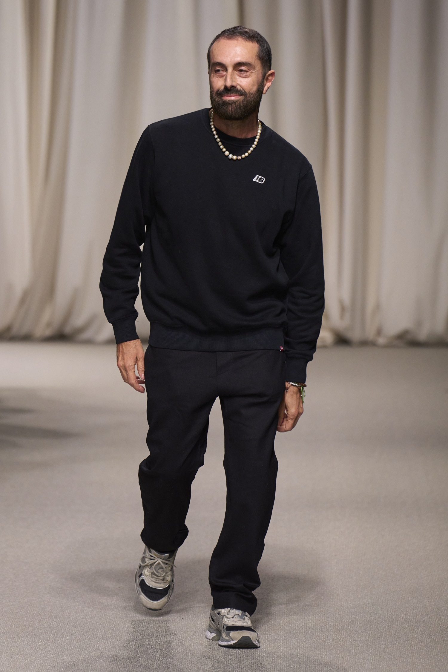 Giambattista Valli avec son collier de perles inséparables.