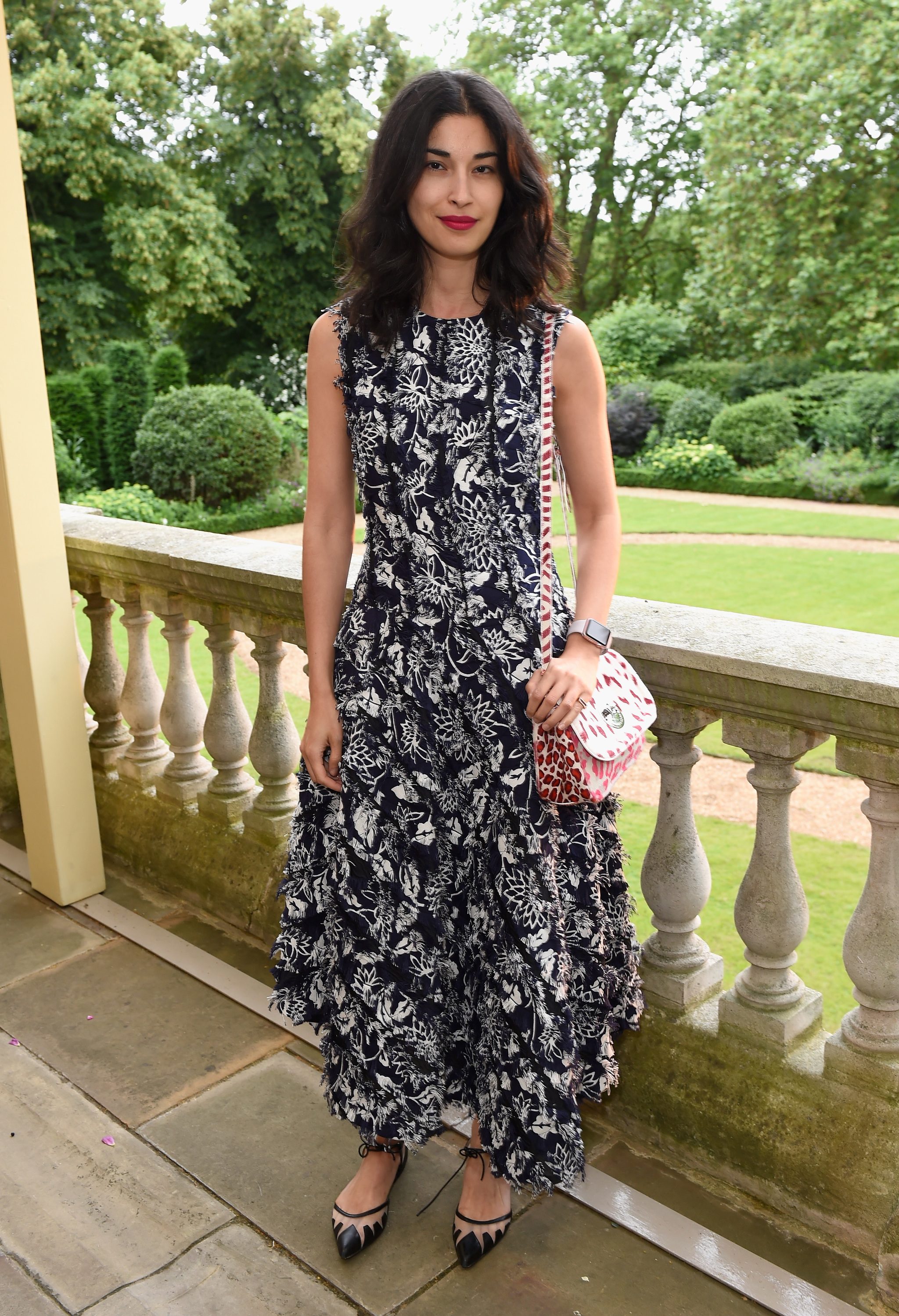 Carolina Issa avec une robe et des ballerines pointues, les chaussures tendance de ce printemps.