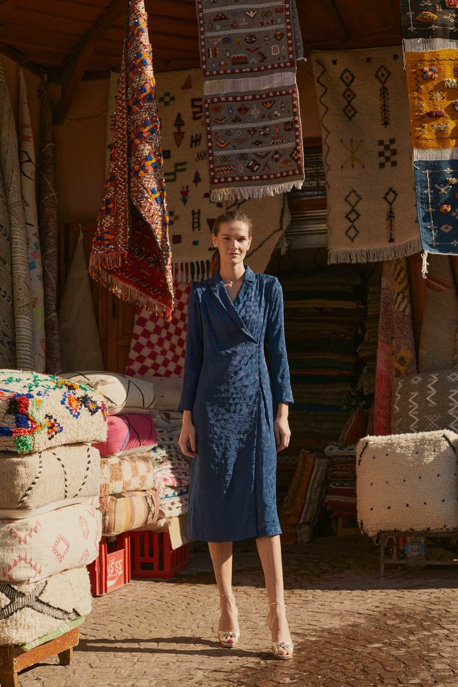 Robe portefeuille en jacquard bleu par Bimani.