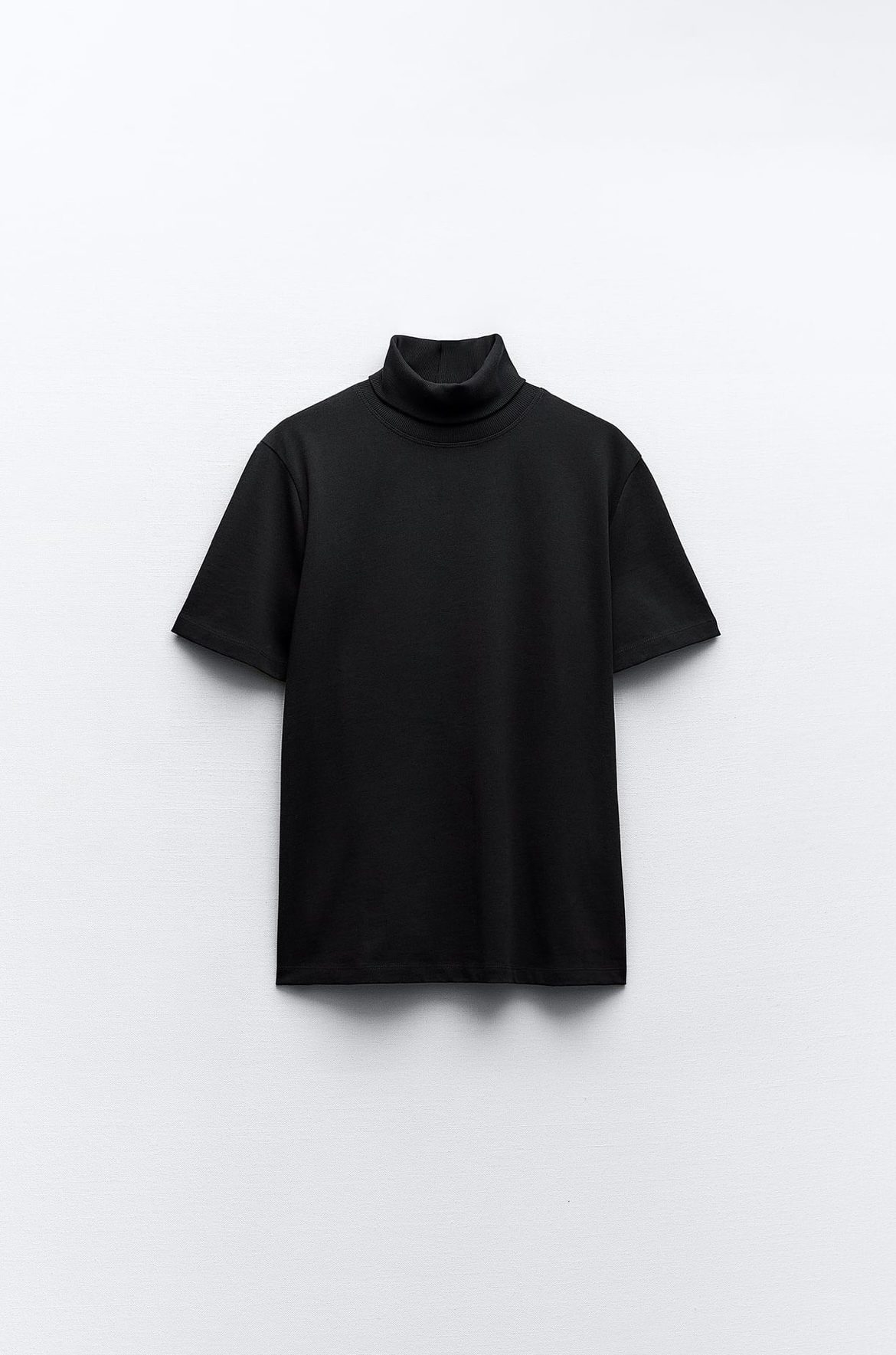 T-shirt en coton épais à col montant de Zara (12,95 euros)