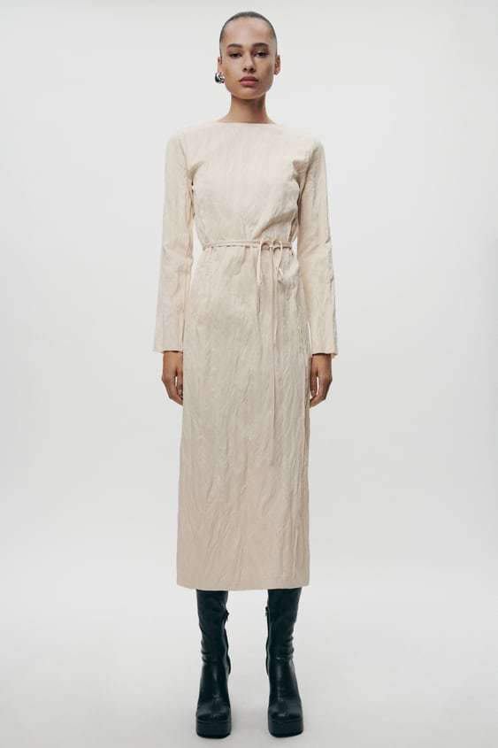 Robe Zara à prix réduit, de couleur crème et manches longues.