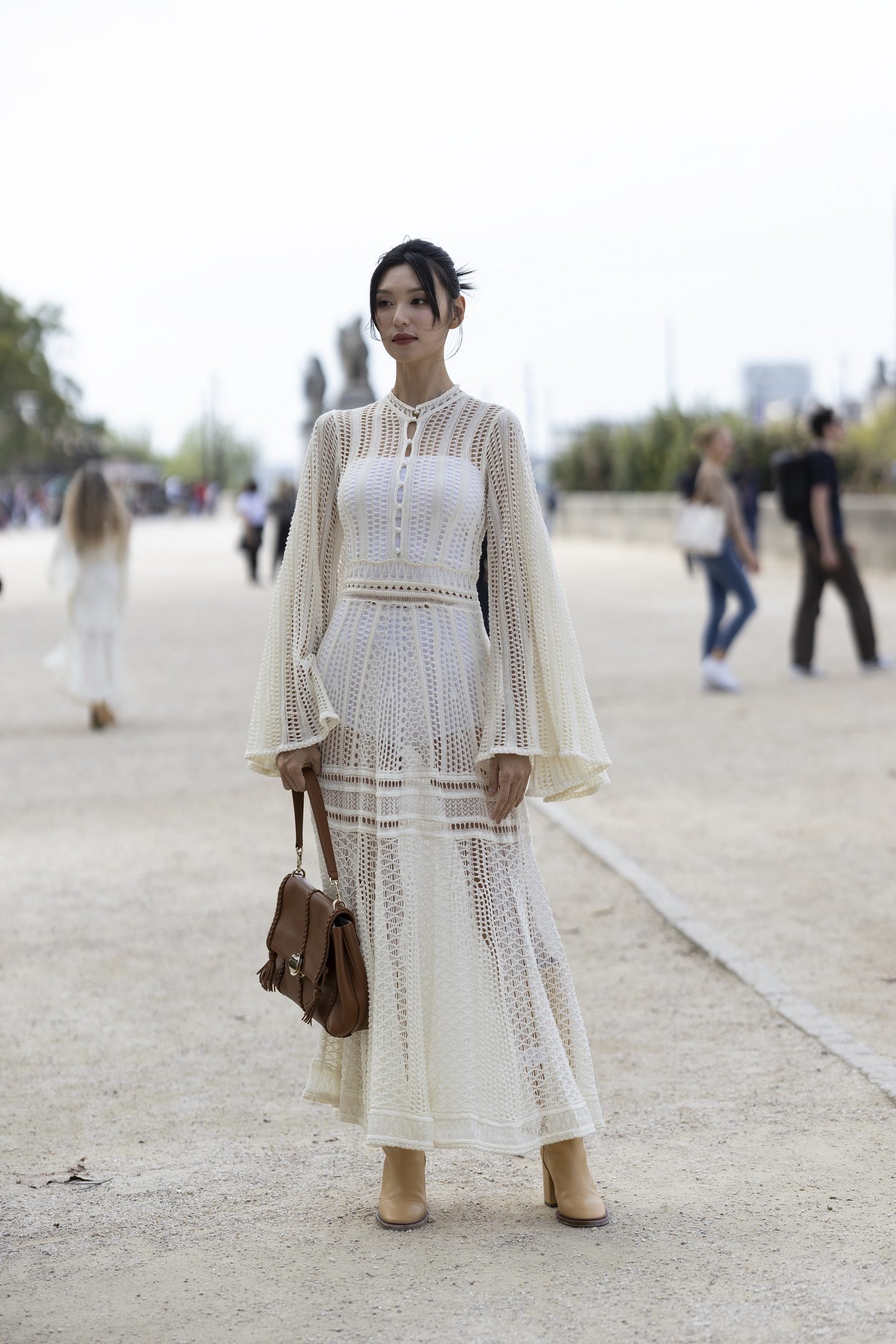 Robe blanche avec transparents.
