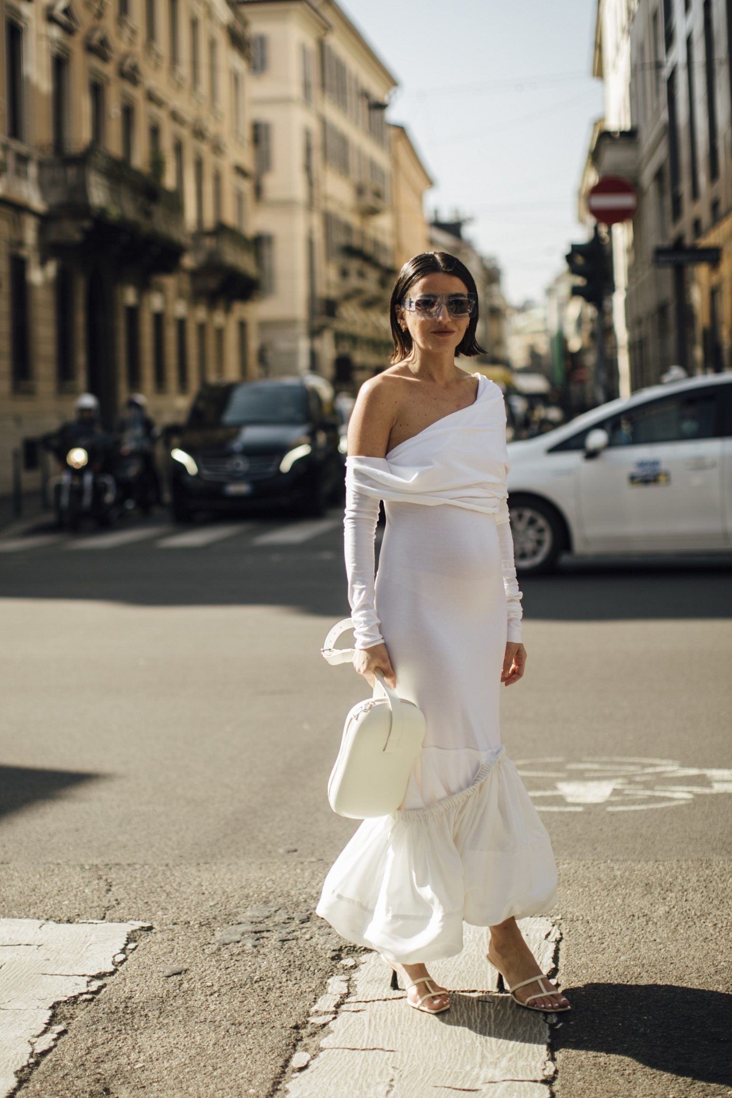 Alexandra Pereira avec une robe asymétrique blanche.