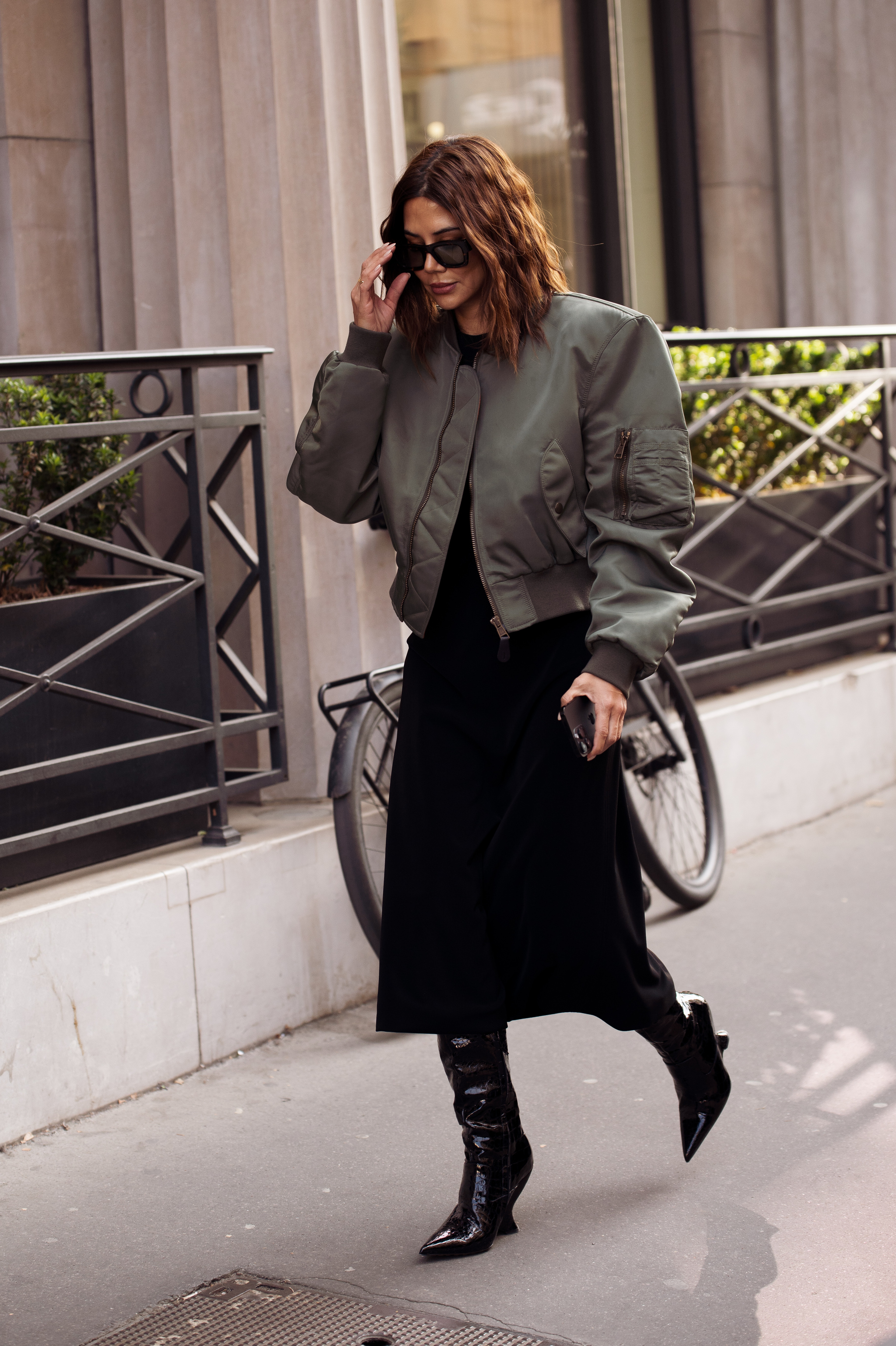 Look avec un bomber : avec une robe noire, en jouant sur le contraste.