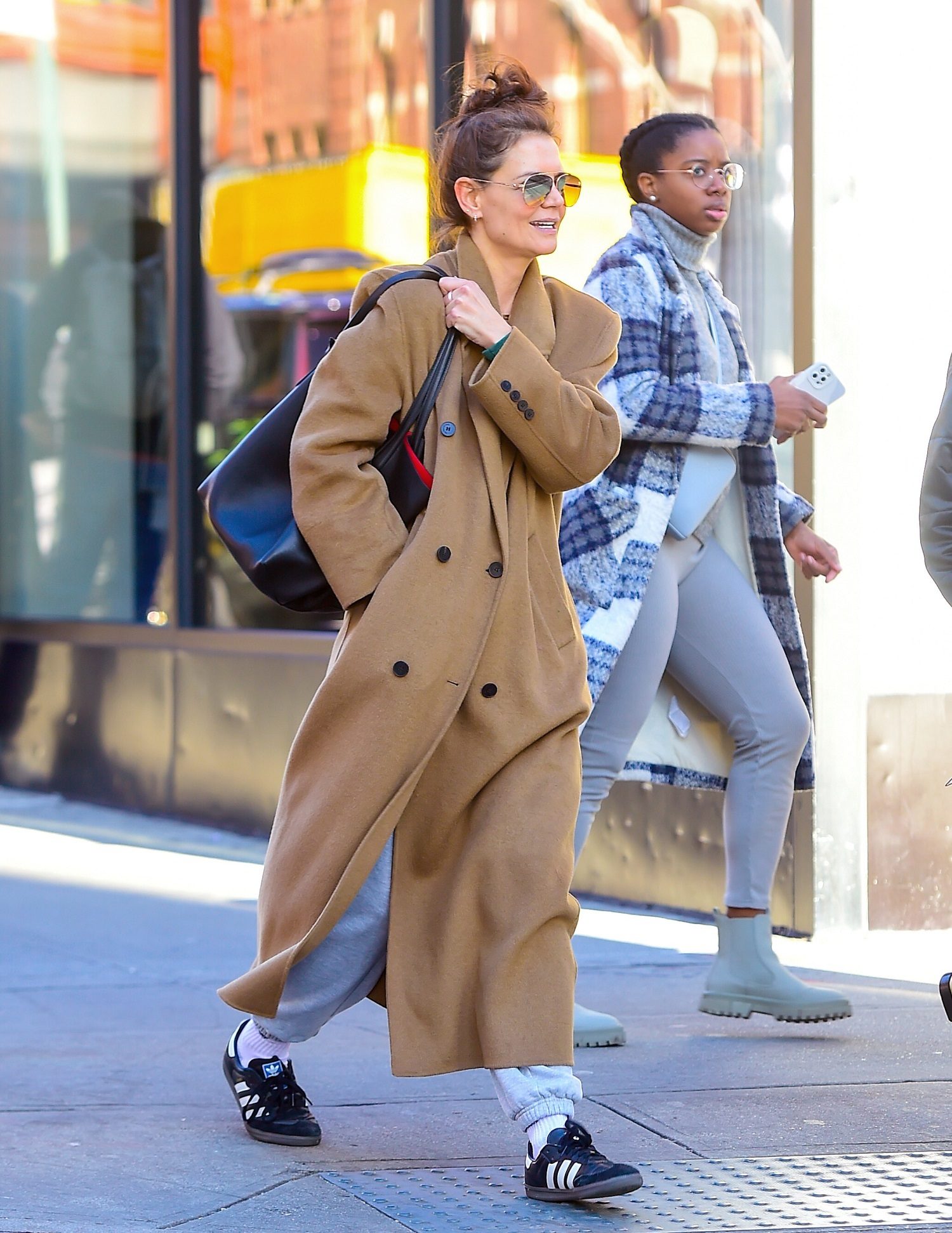 Katie Holmes avec son inséparable sac noir le 21 décembre 2023.