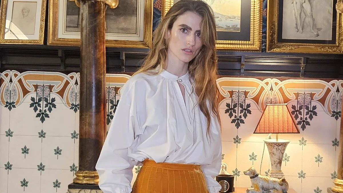 Alejandra Domnguez porte la jupe longue d'inspiration mexicaine qui résout tous les événements de la saison