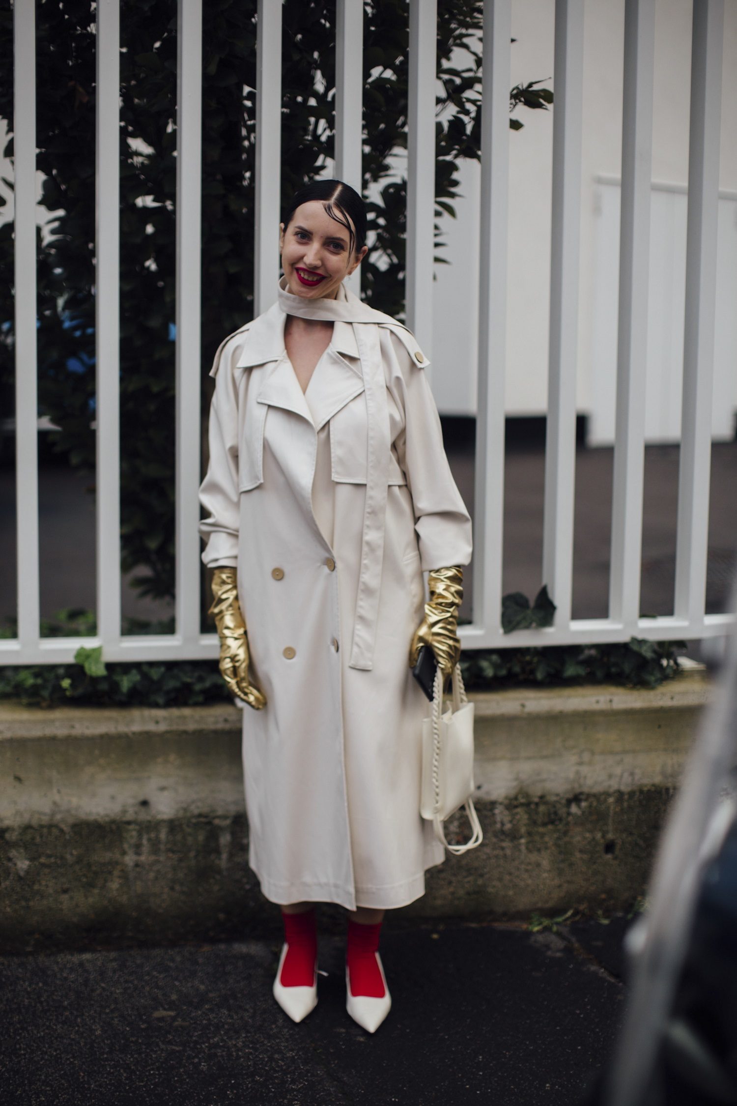 Trench blanc avec ballerines blanches.