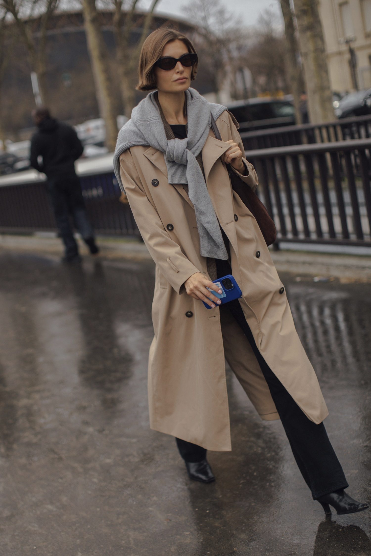 Look trench avec des basiques de garde-robe.