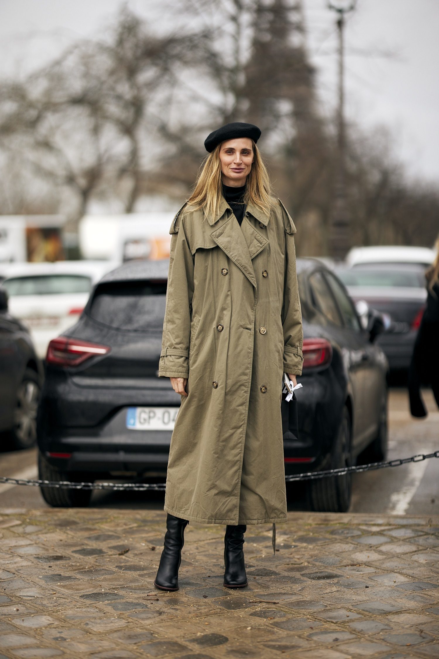 Lauren Santo Domingo avec un long trench-coat à maxi revers.
