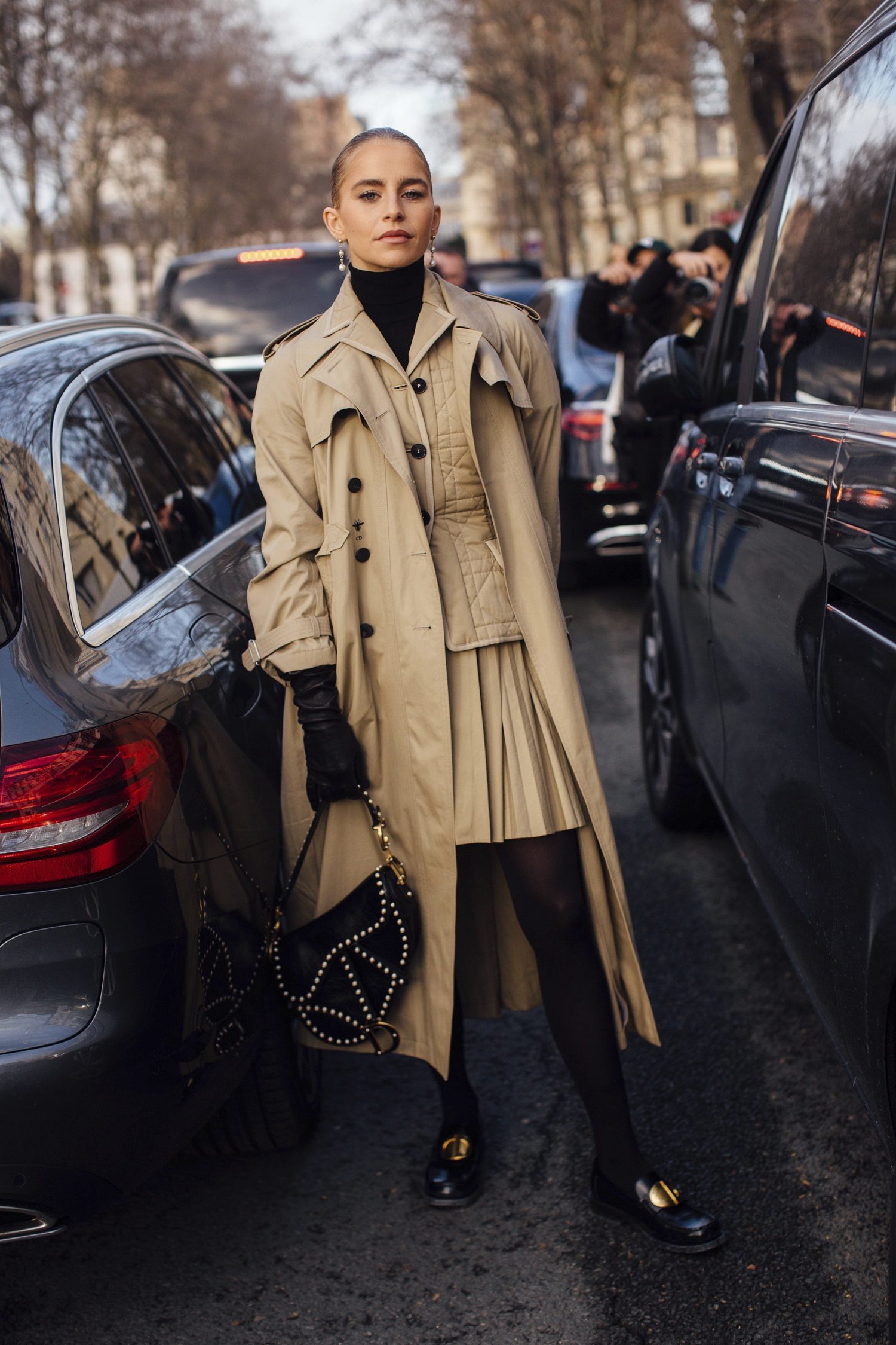 Caroline Daur avec un trench et look de la même couleur beige.