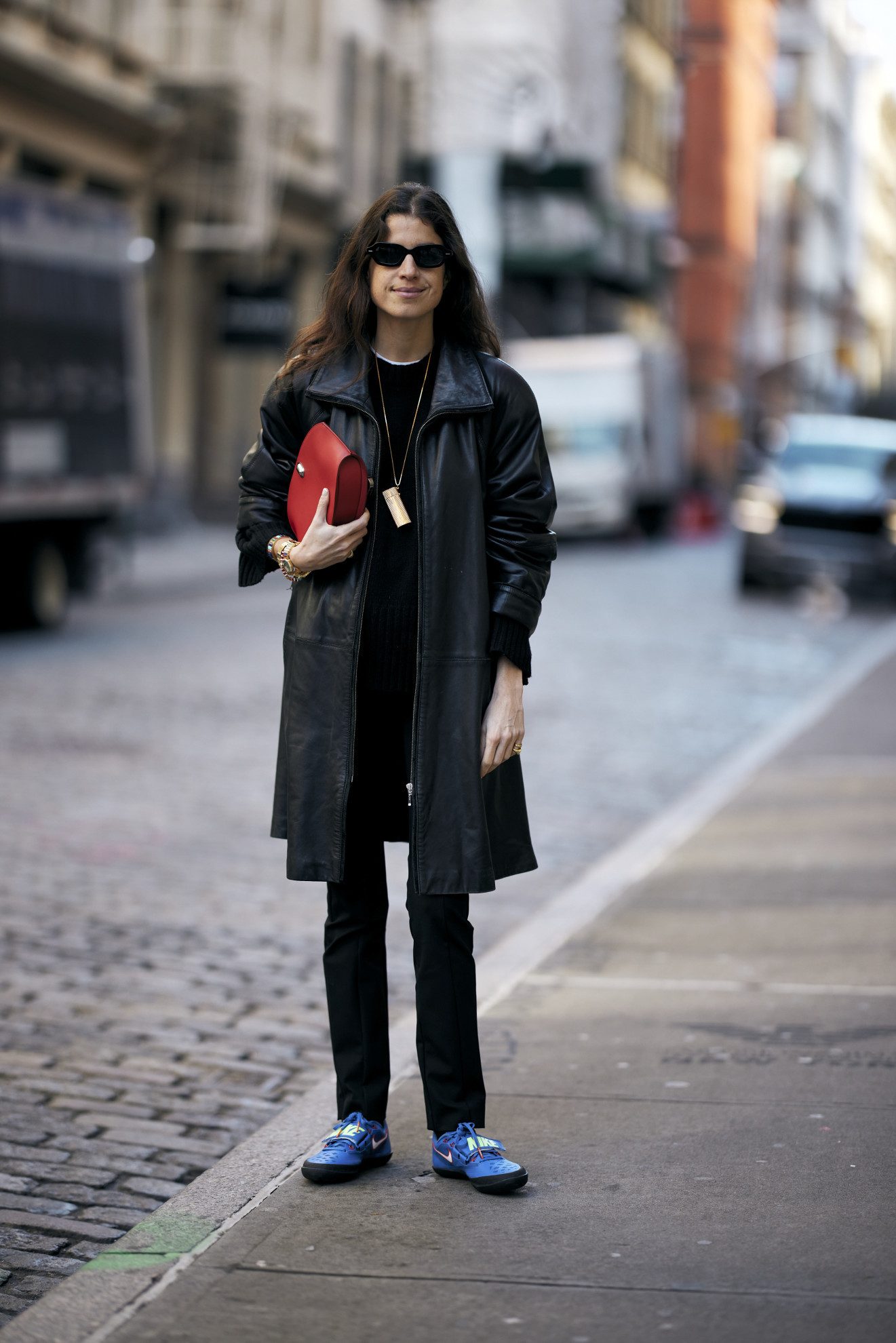 Leandra Medine porte du noir.