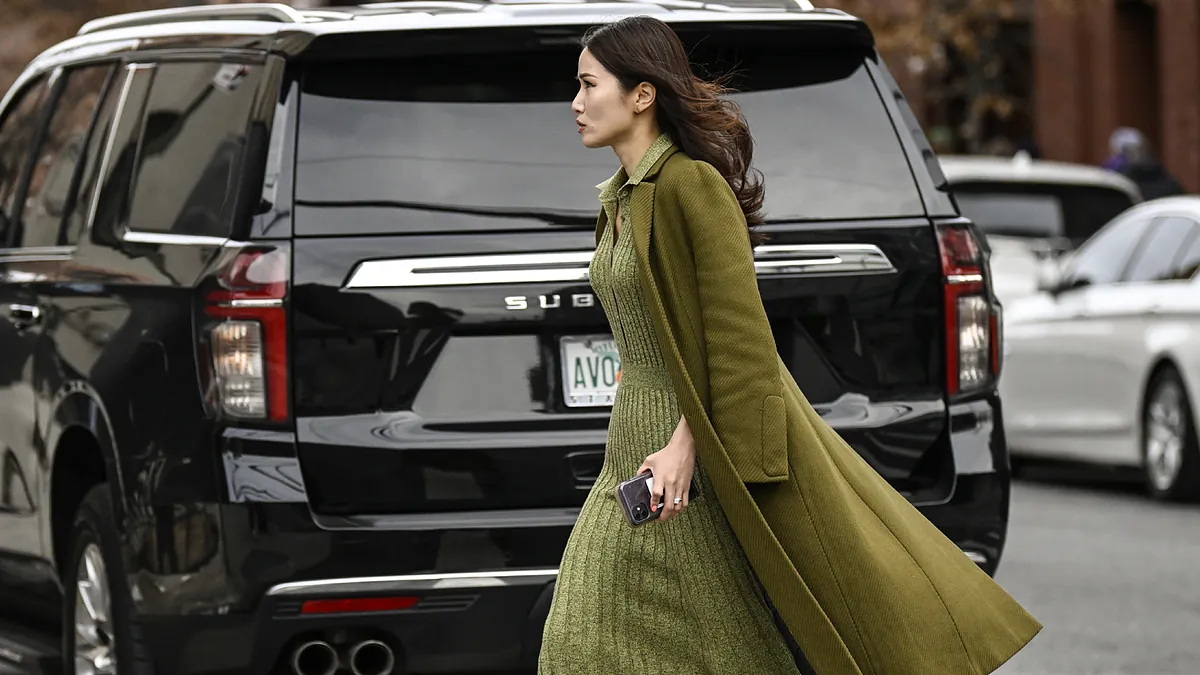 Pourquoi les rédactrices de mode s'habillent lors des défilés de la Fashion Week de New York comme si elles allaient au bureau