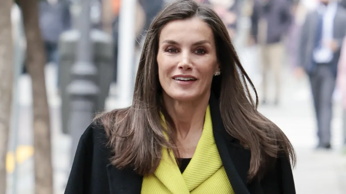 Tout le monde parle de la veste lime de Letizia mais on regarde son manteau Mango (avec liste d'attente)