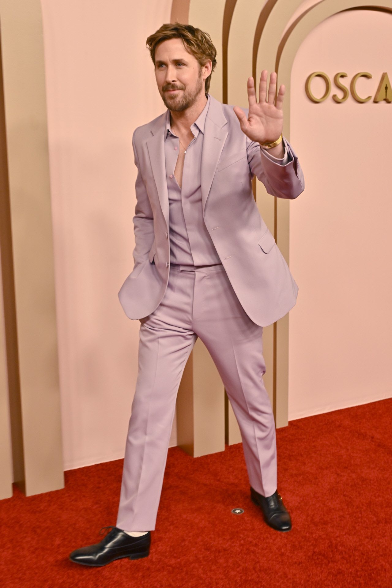 Ryan Gosling, au regard mauve, au déjeuner des nominés aux Oscars.