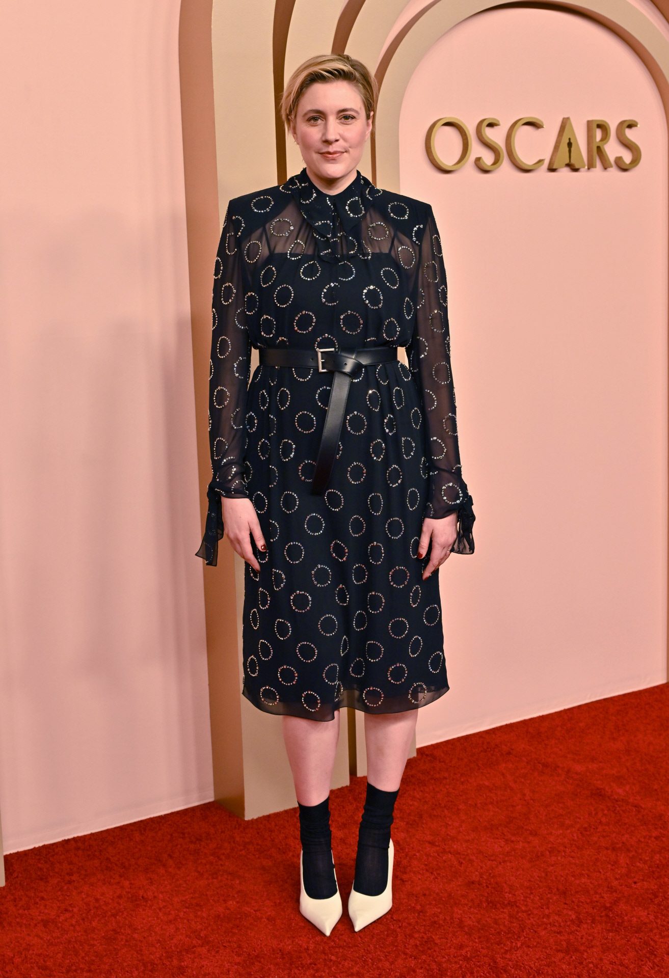Greta Gerwing dans un look Prada au déjeuner des Oscars.