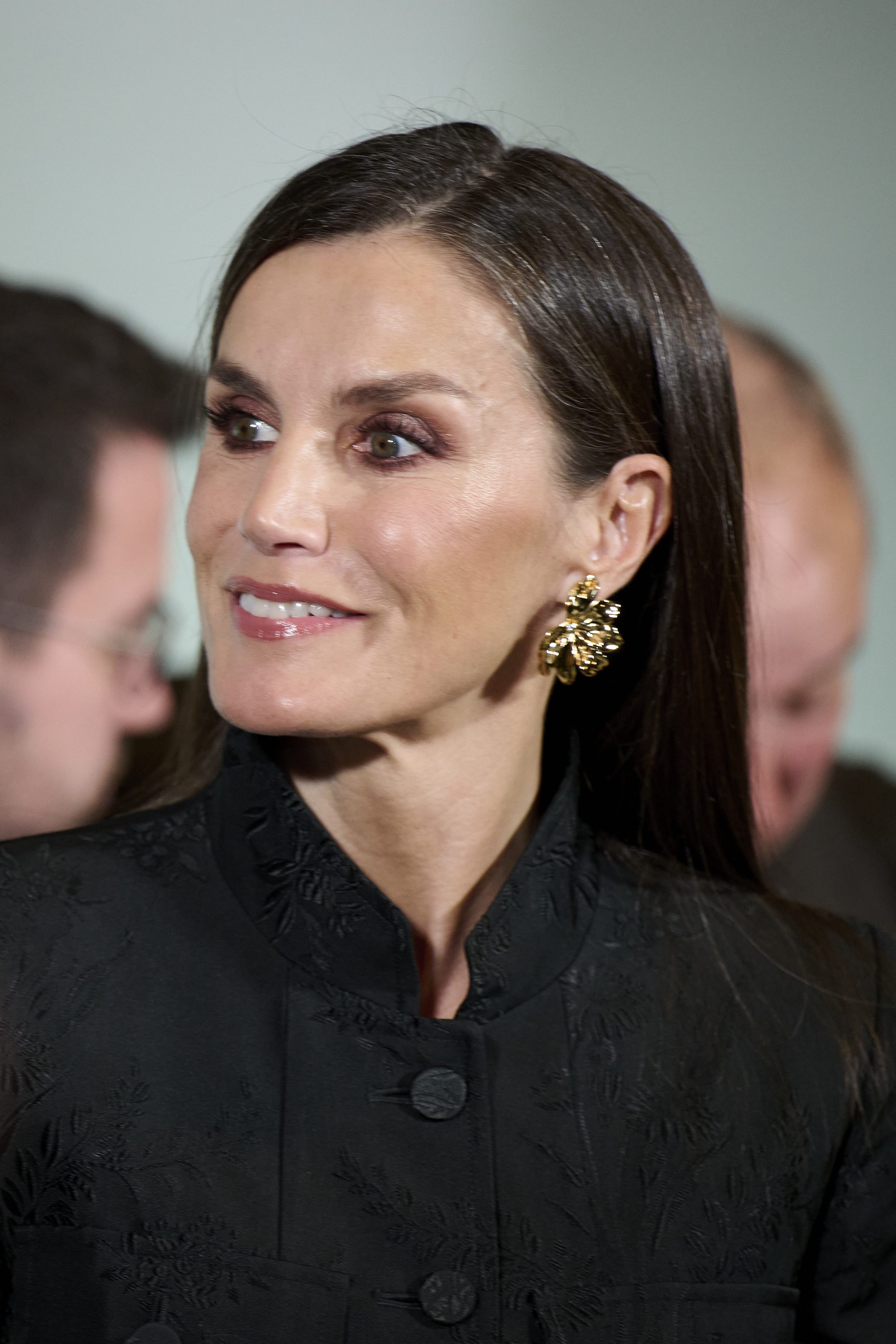 Les superbes boucles d'oreilles Dries Van Noten de la reine Letizia.
