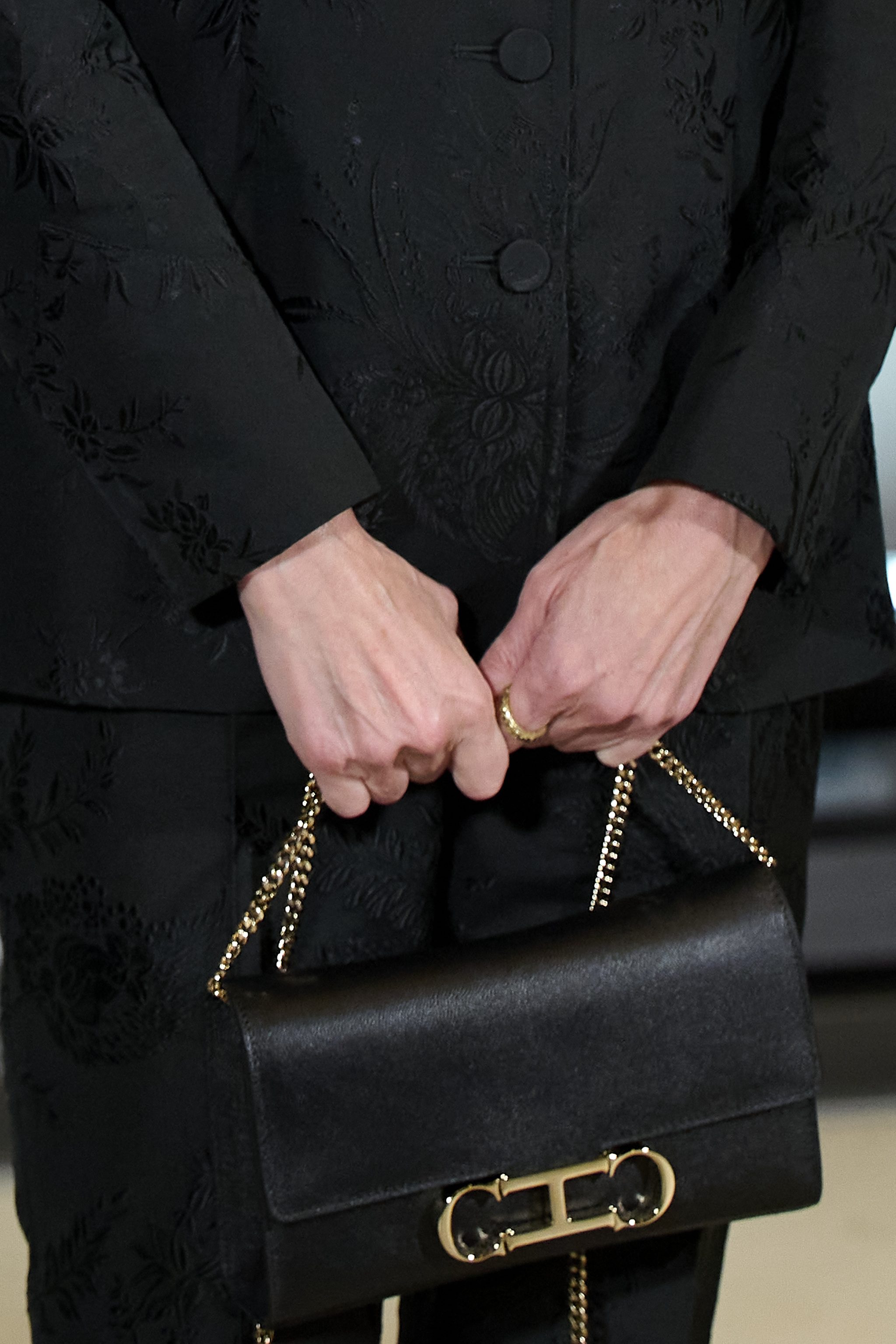 Le sac Carolina Herrera Initials Insignia porté par la reine Letizia.
