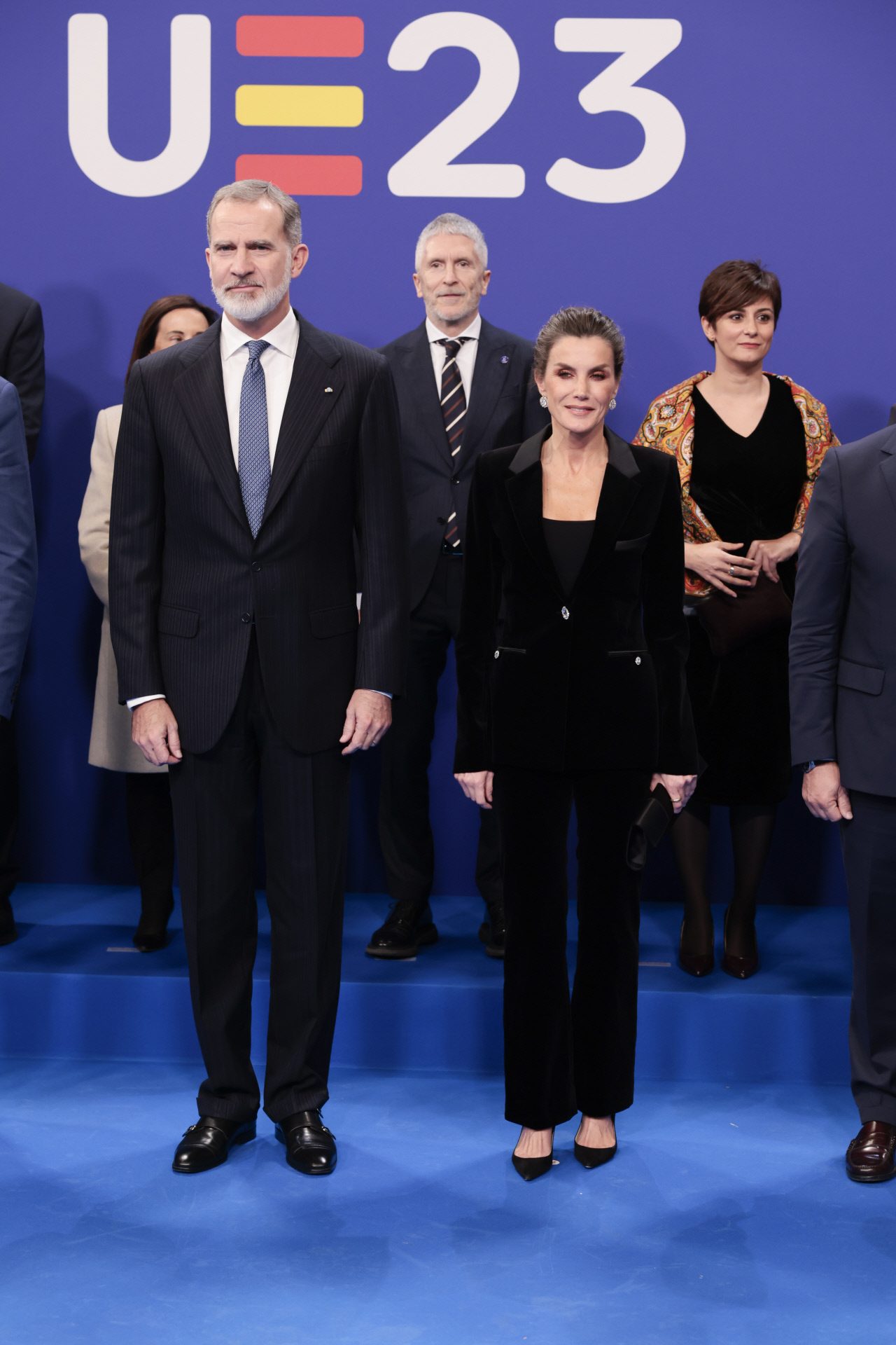La reine Letizia dans un costume en velours Paco Rabanne.