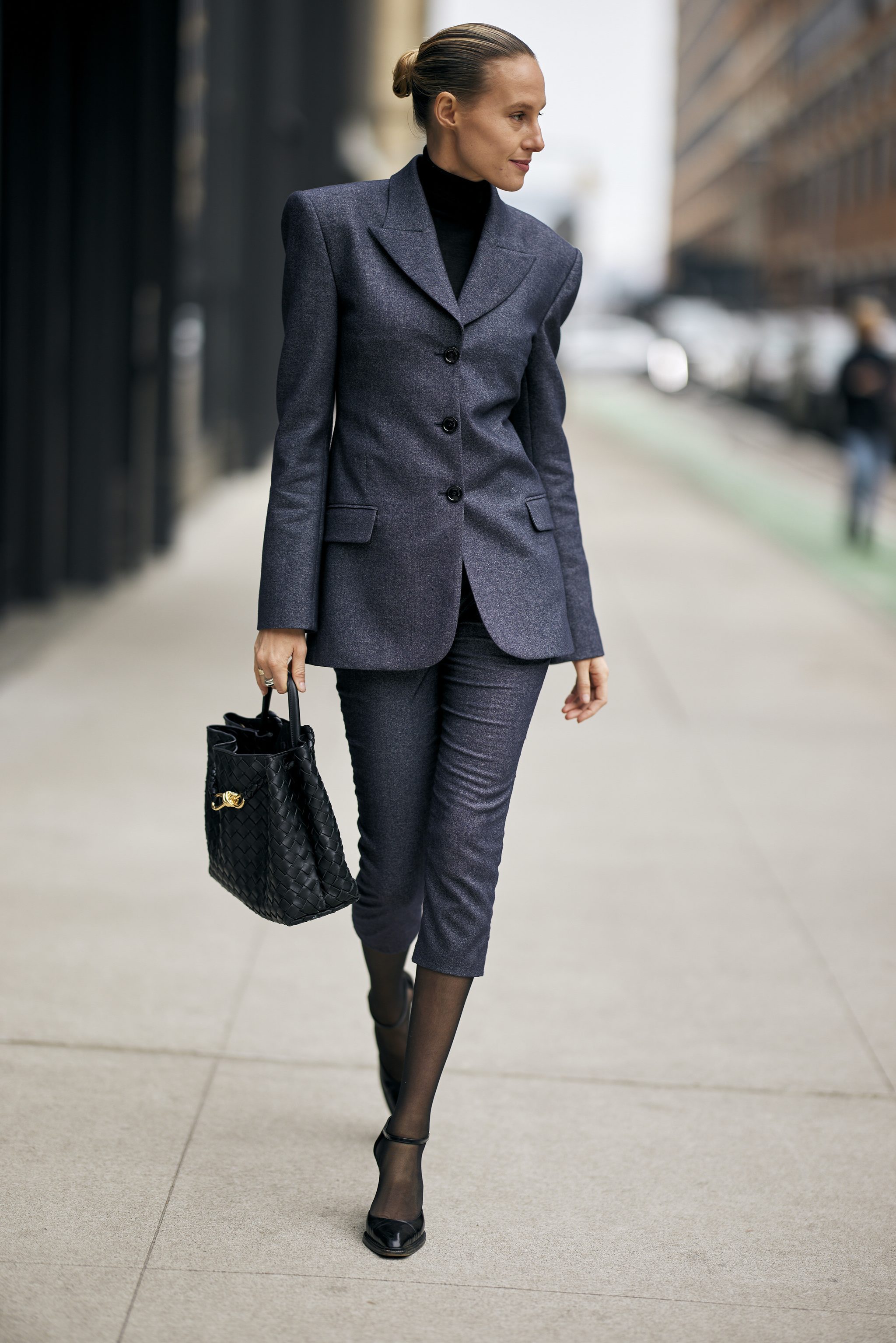 Look de la Fashion Week de New York avec un costume gris.