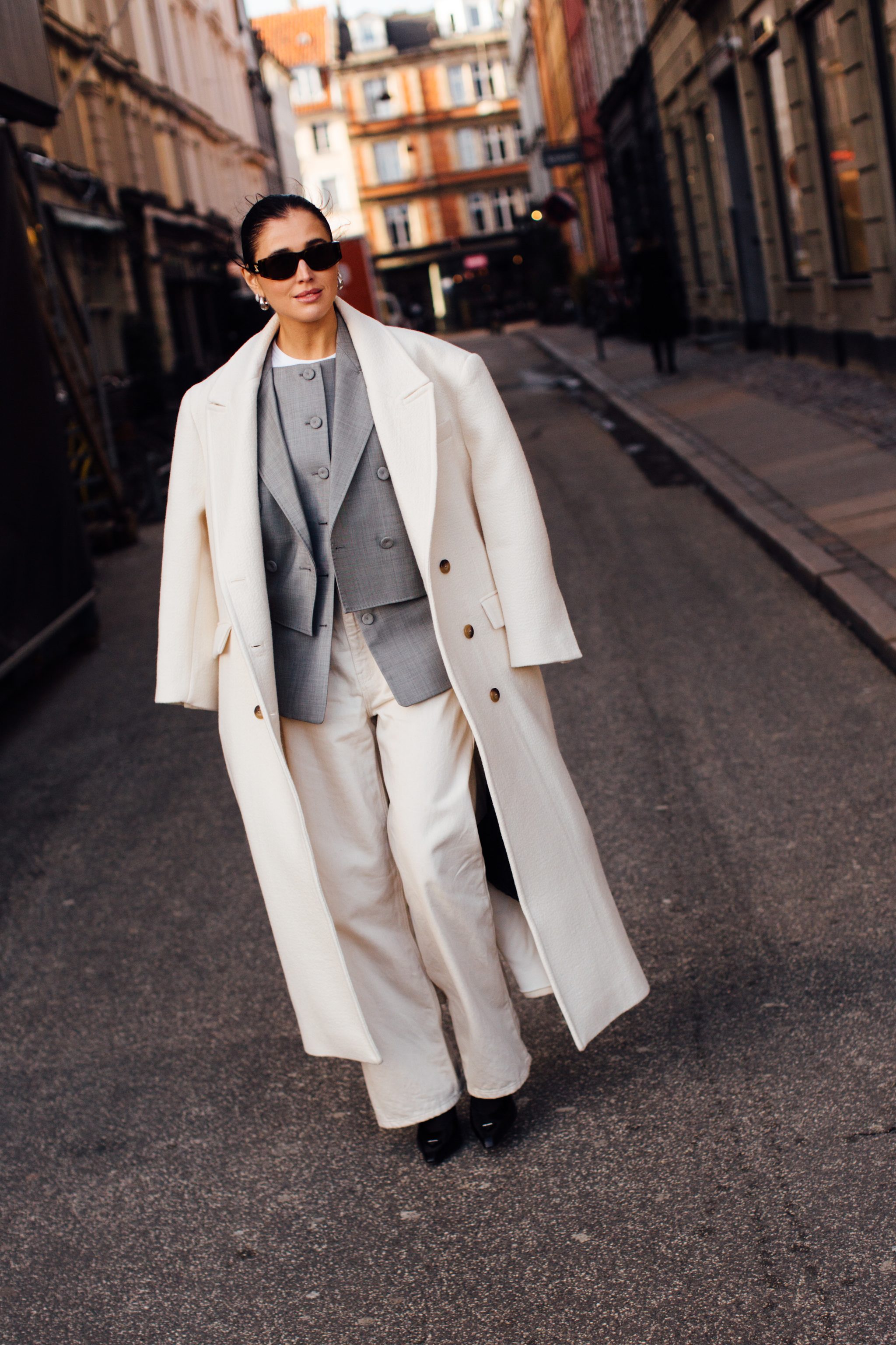 Darja Barannik au look gris clair et blanc.
