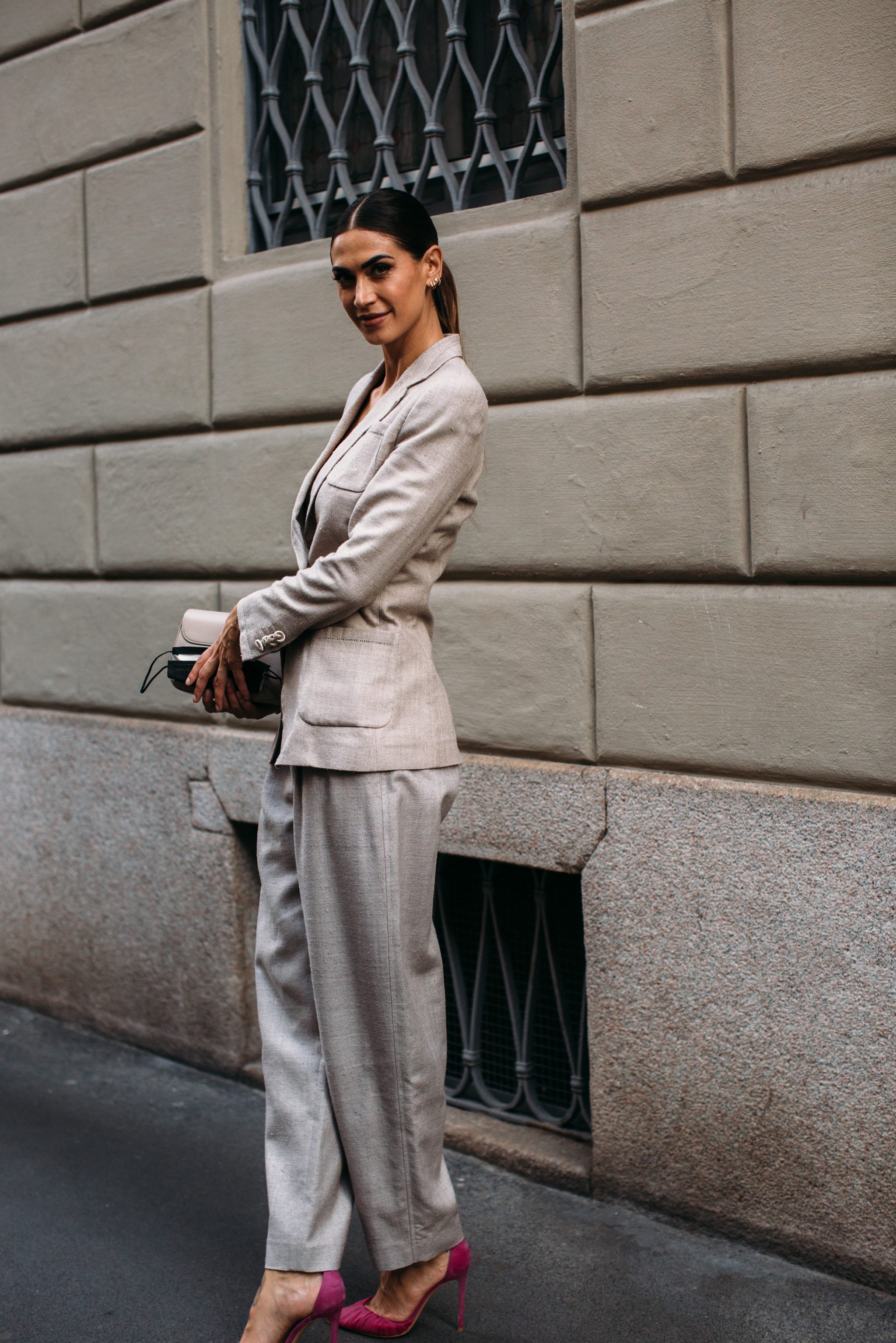 Tailleur gris avec chaussures fuchsia.