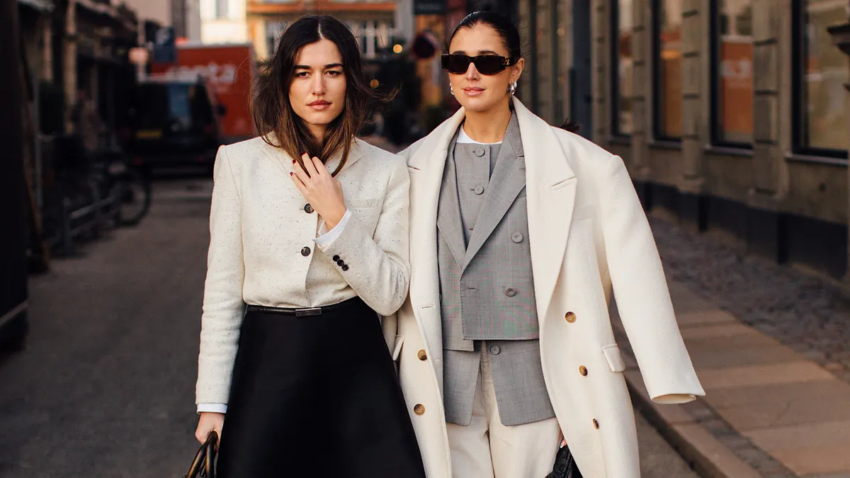 Ni beige ni noir, le dressing du luxe silencieux en 2024 est construit dans cette couleur