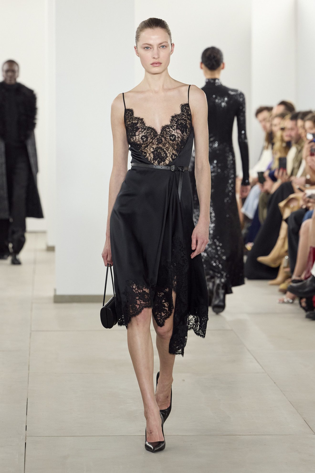 Une des robes en dentelle noire du défilé.