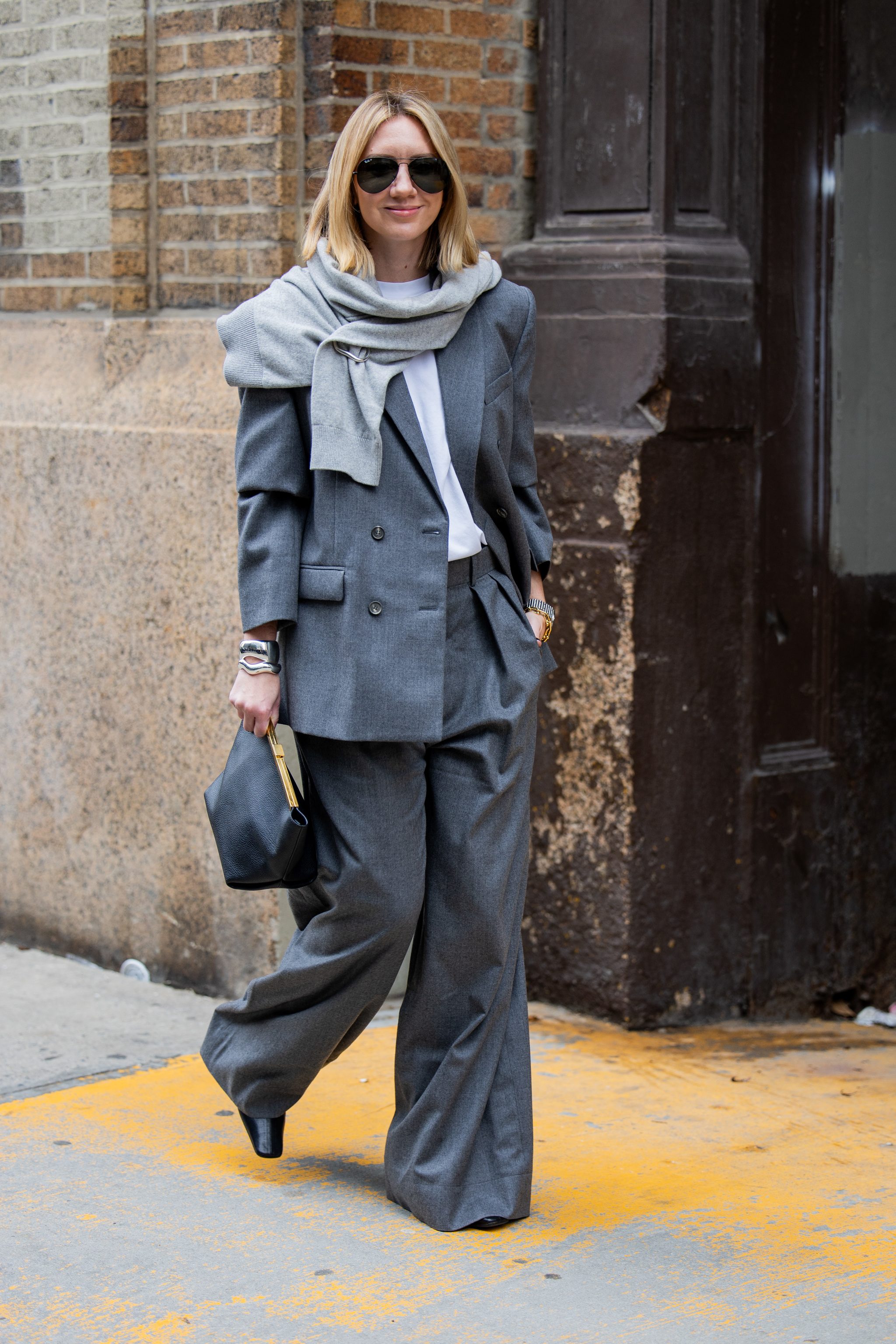 Lisa Aiken avec un pull sur les épaules.