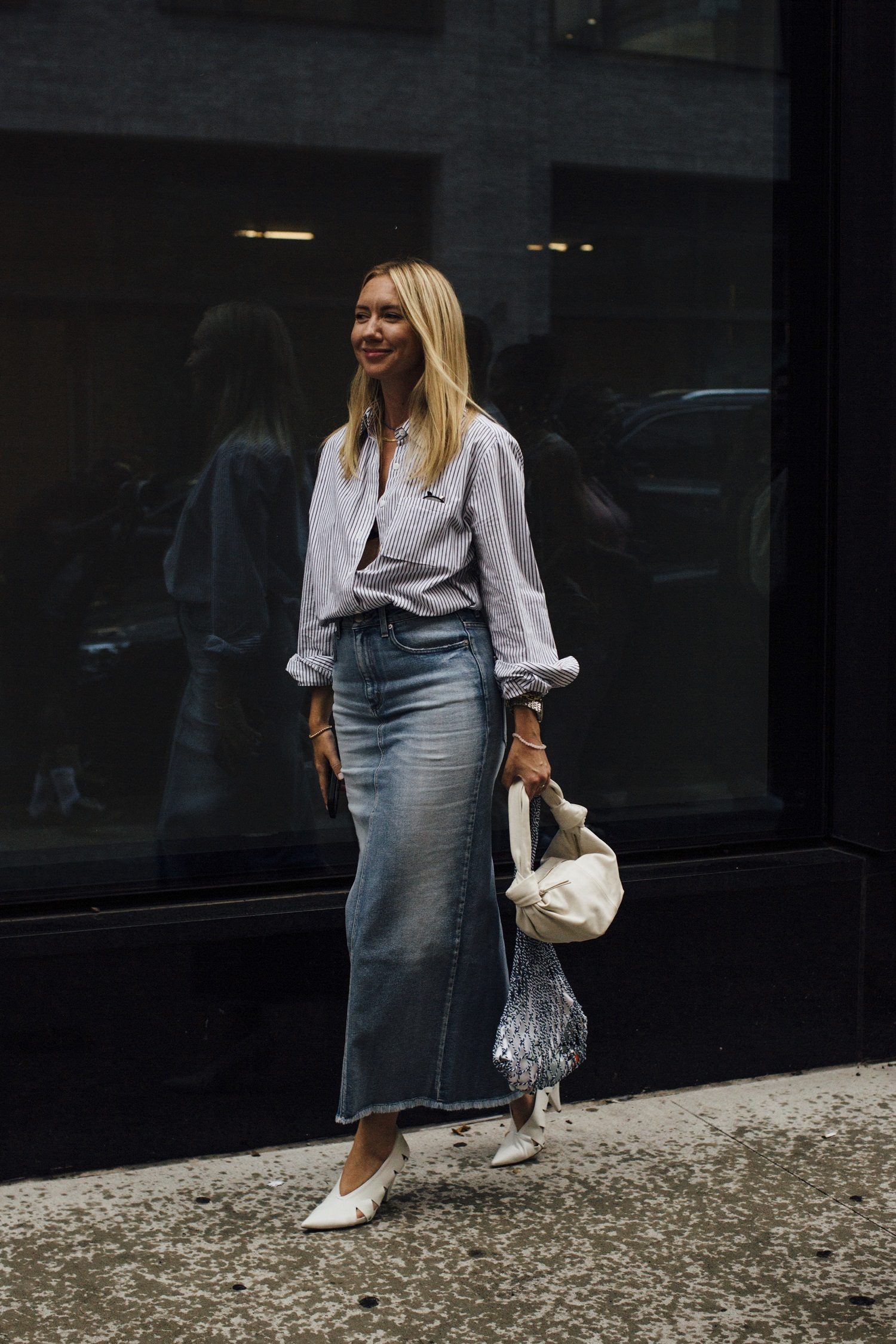 Jupe longue en jean avec chemise rayée et chaussures blanches.