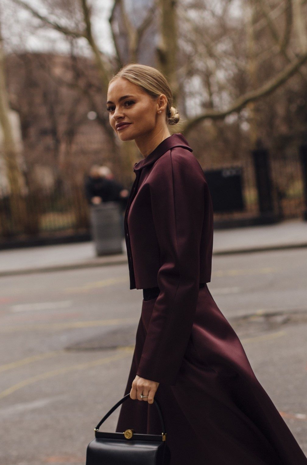 Look veste courte et jupe assortie.