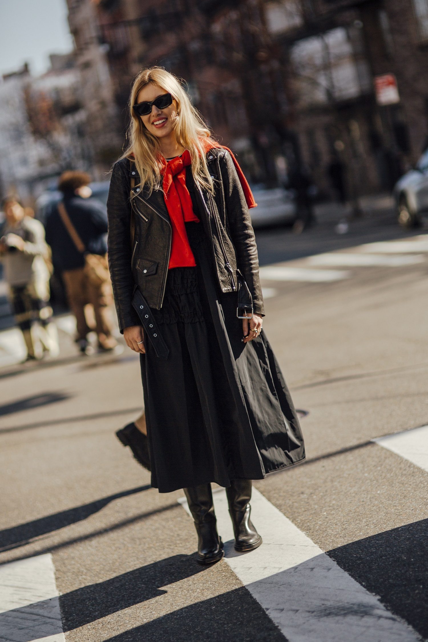 Look total noir avec pull rouge.