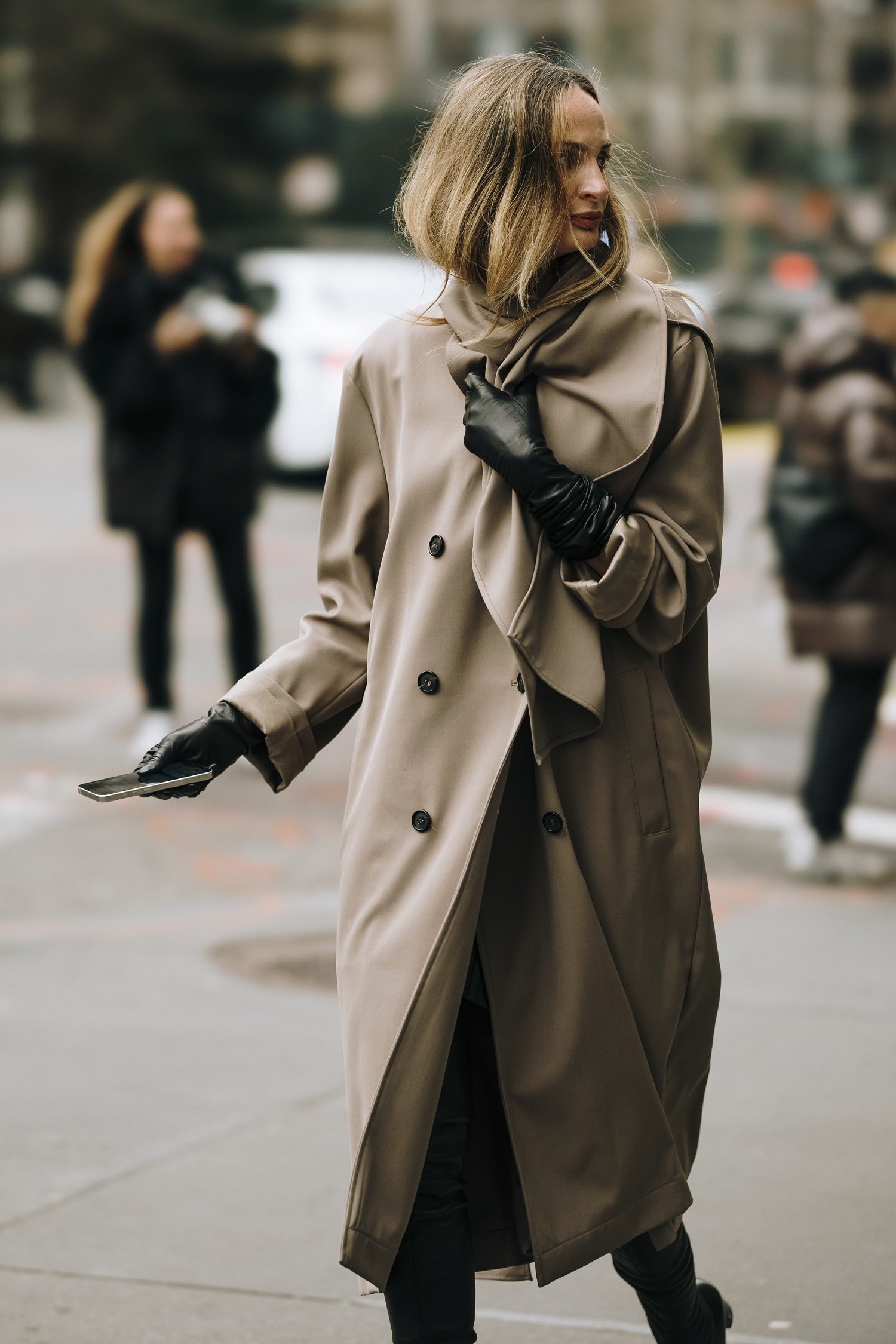 Lauren Santo Domingo avec un trench-coat.