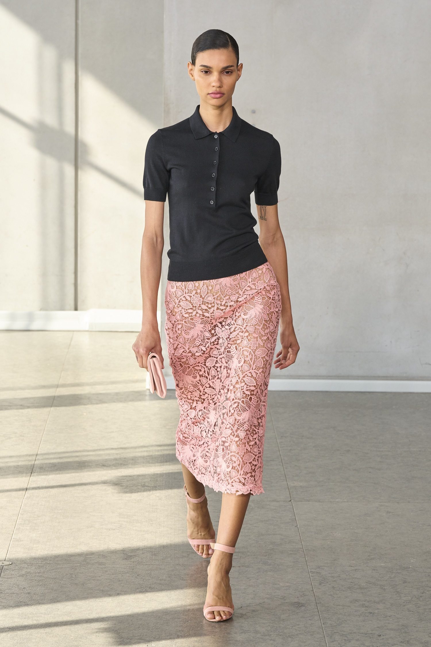 Look polo en maille et jupe en dentelle du défilé Carolina Herrera printemps-été 2024.