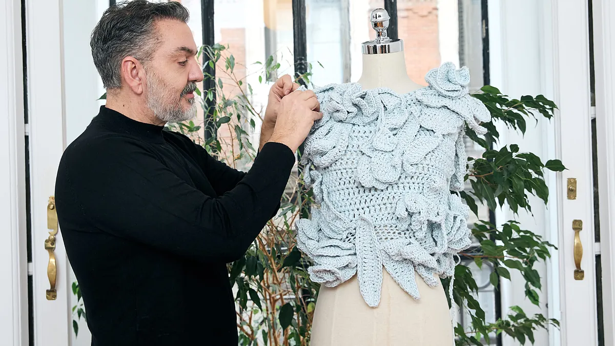 Juan Duyos, créateur : La mode, ce n'est pas seulement les vêtements, c'est votre rouge à lèvres ou votre rideau de douche.  La mode, c'est tout."